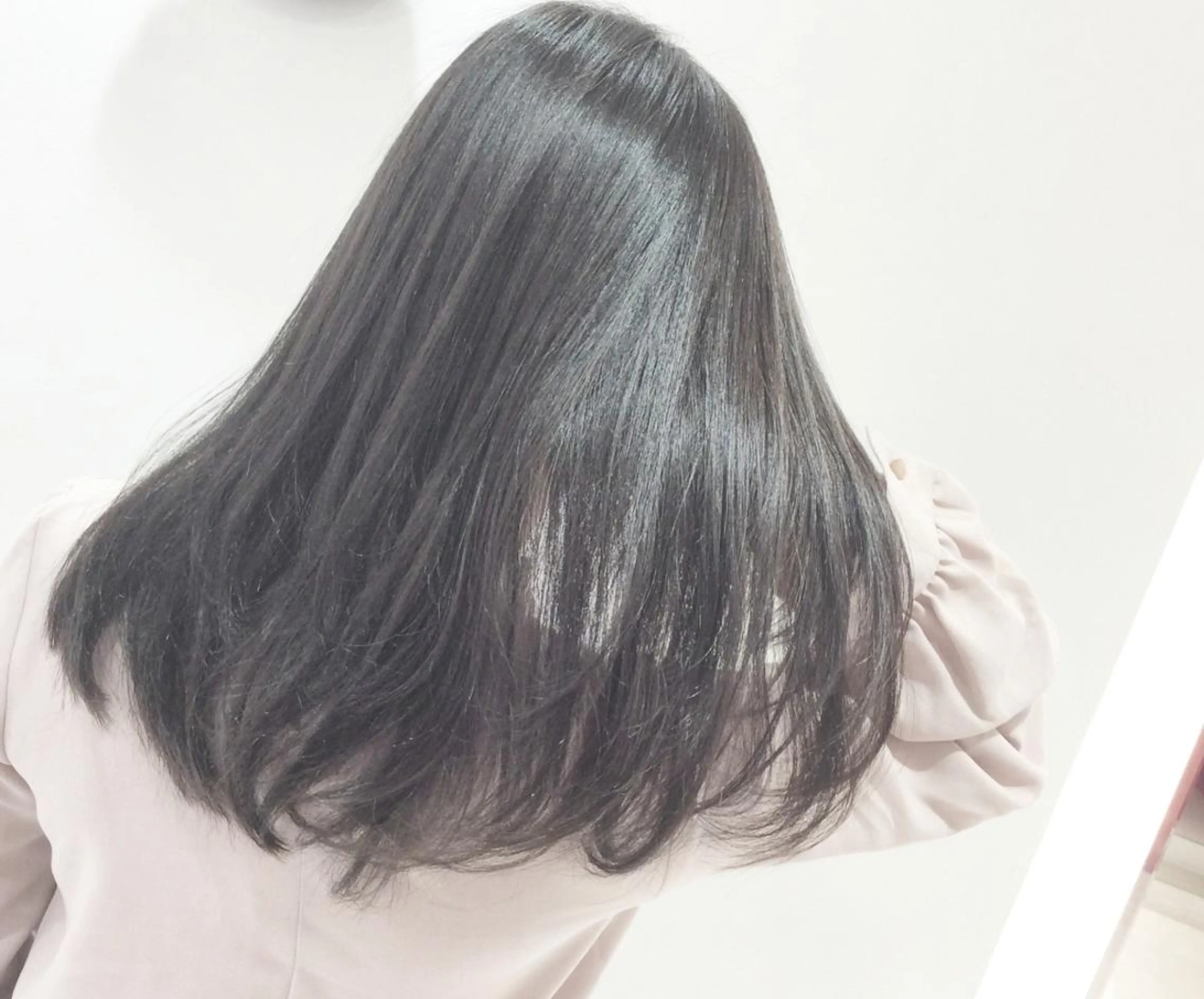 ロング カラー アッシュ ブリーチ グレージュ ブリーチなしカラー オリーブアッシュ 大場 友稀のヘアスタイル