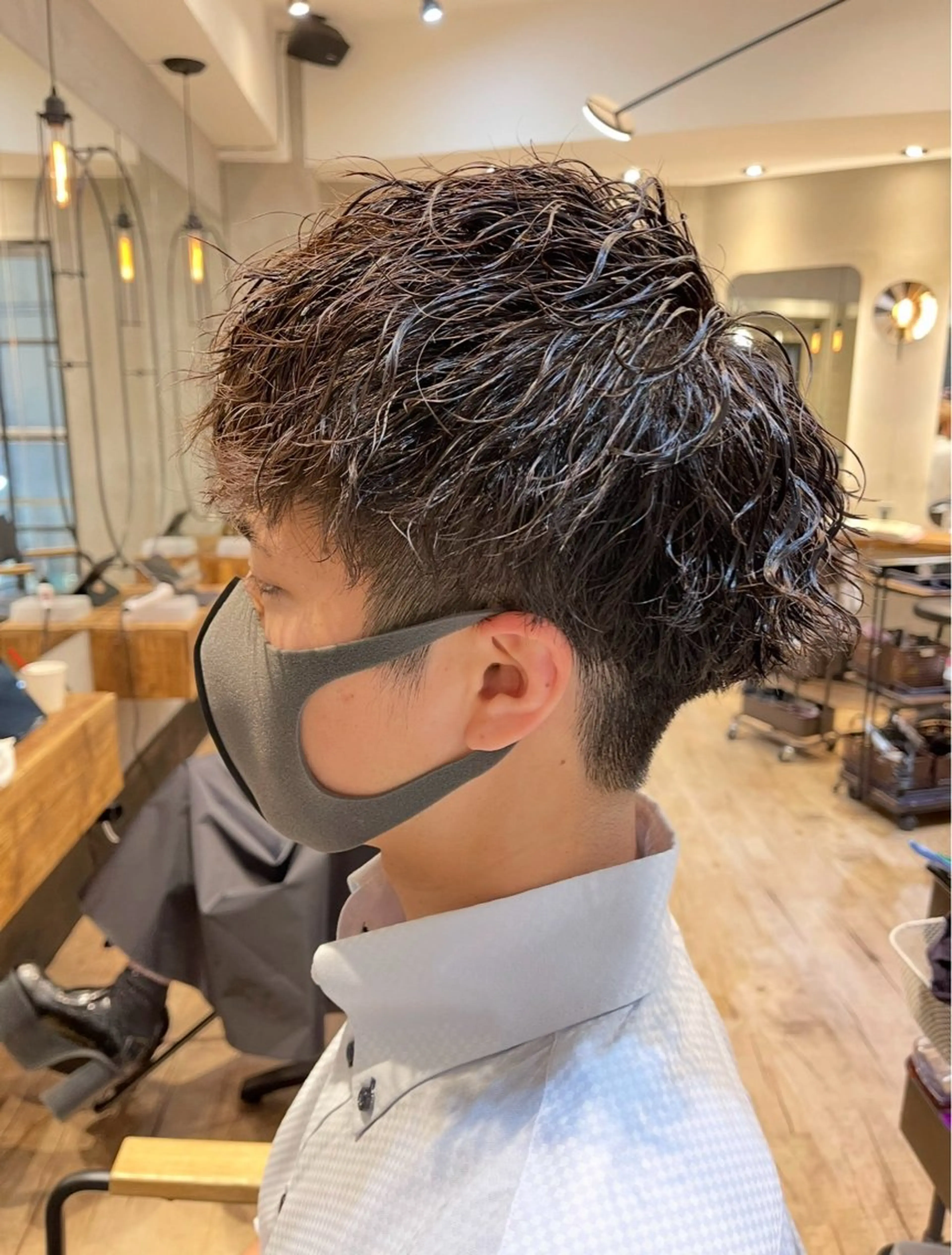 ショート パーマ メンズ ビジネス センターパート フェードカット フェザーパーマ メンズ韓国風 カット パーマ トリートメント ヘアセット 新宿メンズ専門 モテ清潔感パーマ特化のヘアスタイル