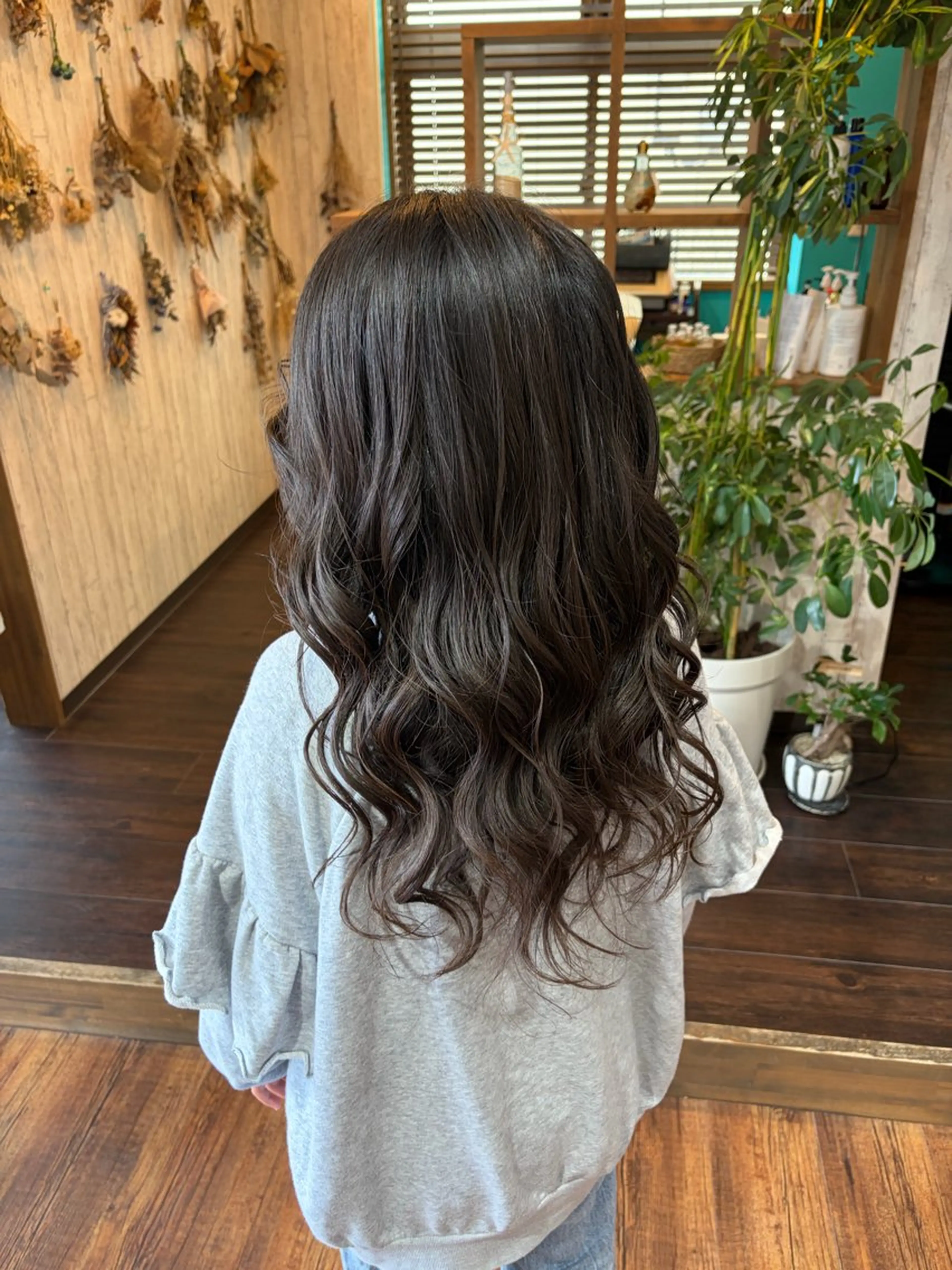 セミロング カット 早坂 さくらのヘアスタイル