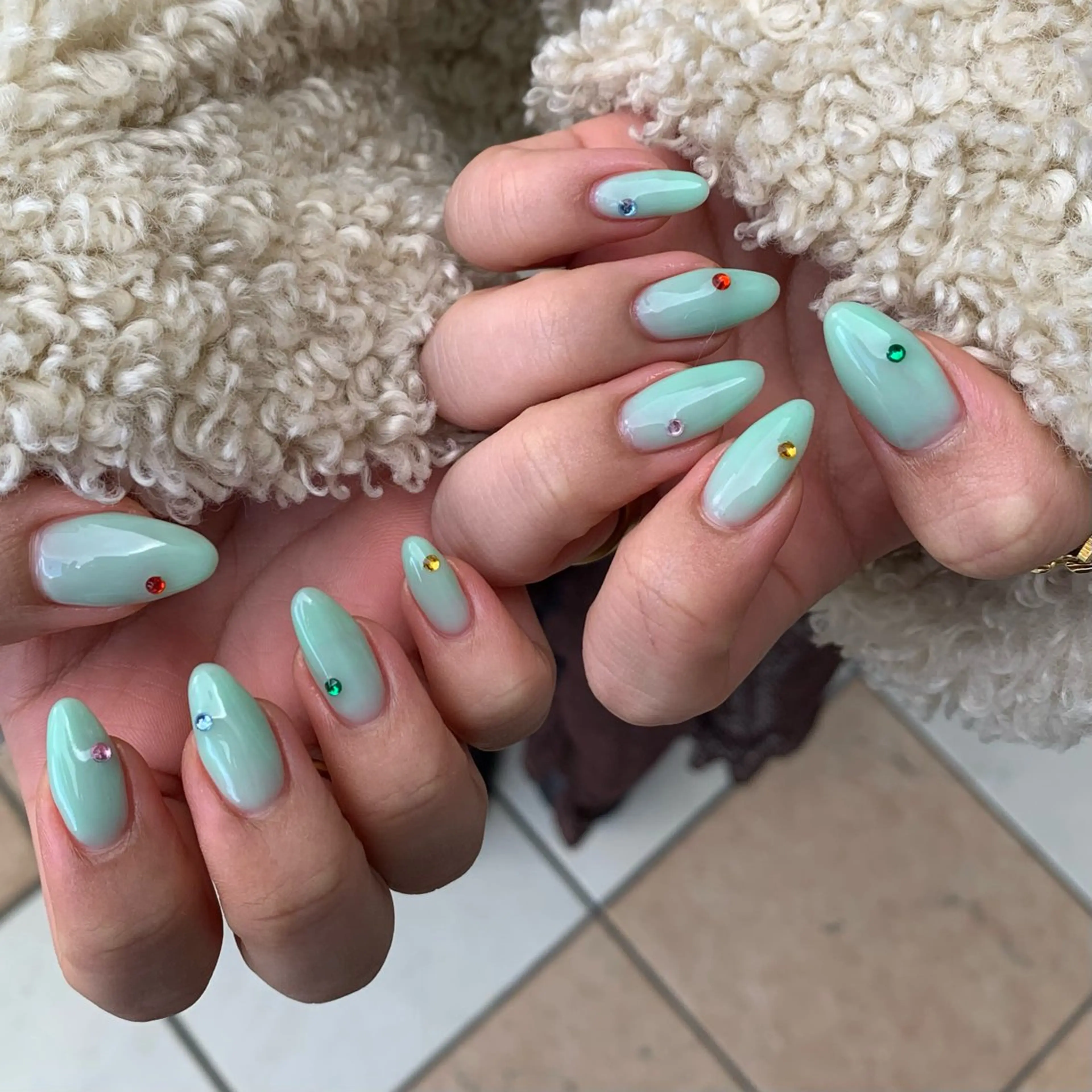 ネイル ストーンネイル ハンドネイル YUKIMO🍎名駅 /ニュアンスのネイルデザイン