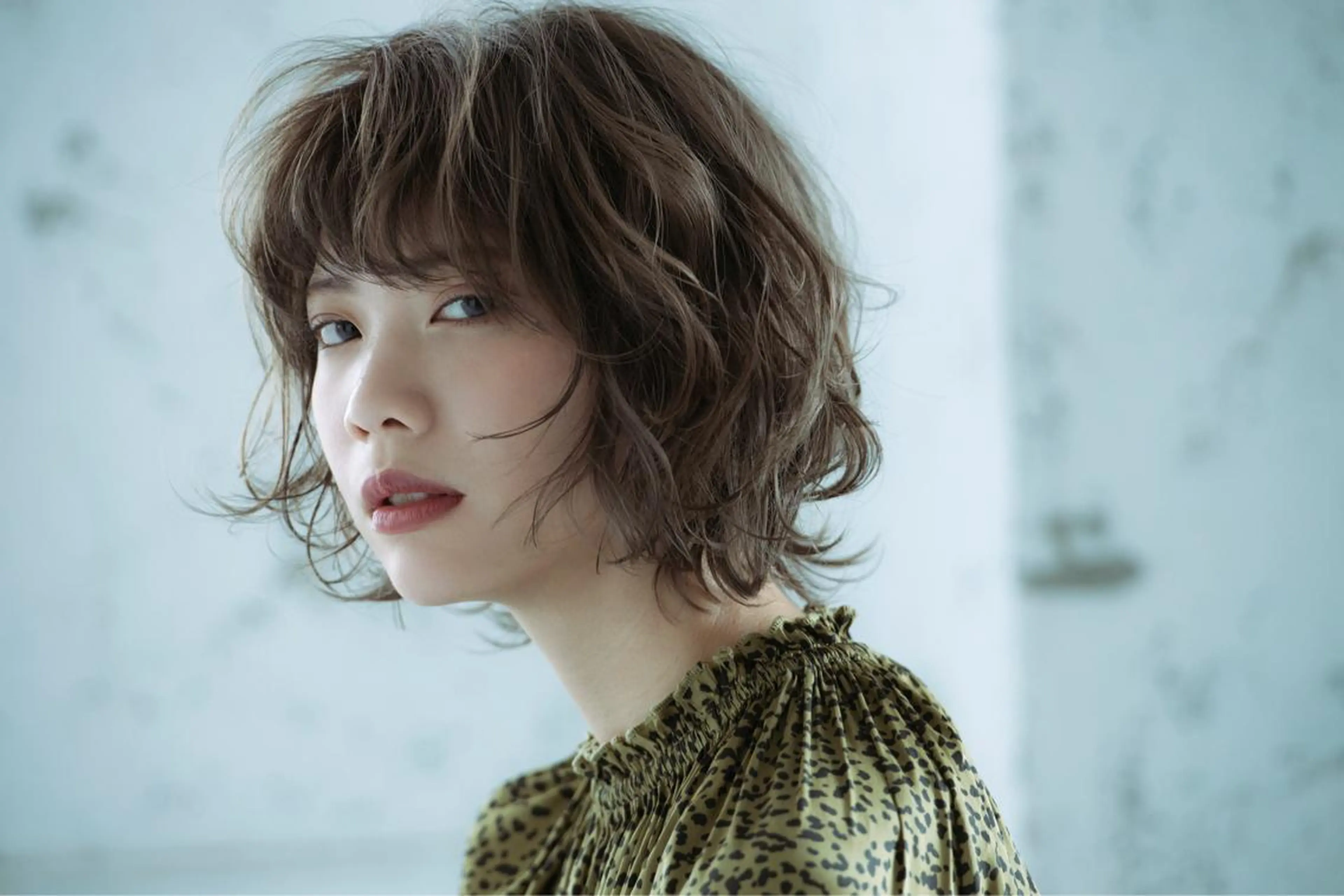 ミディアム カラー アッシュ ウルフカット ウルフレイヤーカット /チヒロのヘアスタイル