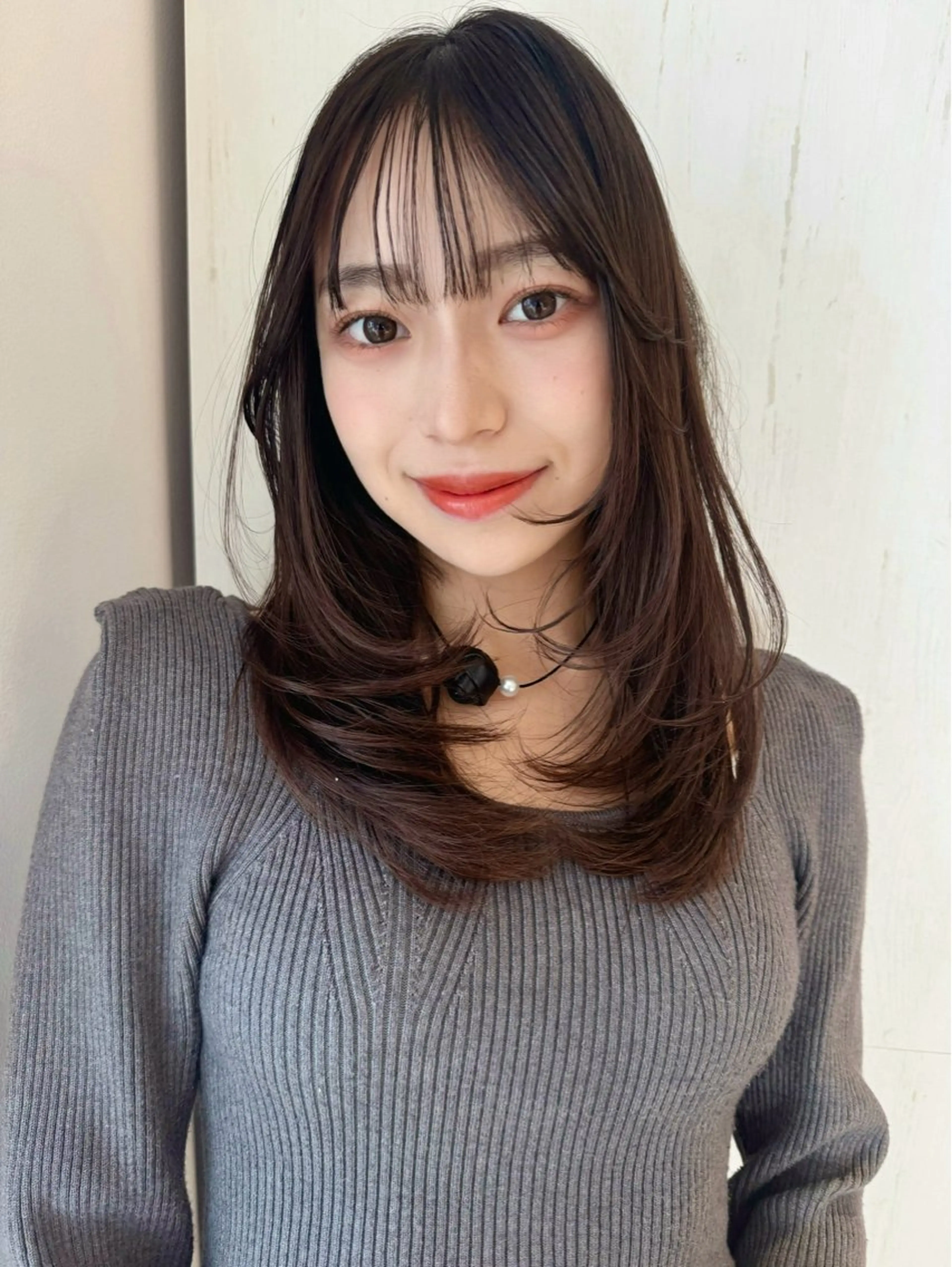 ミディアム カラー ミディアムレイヤー レイヤーカット おくれ毛 カット ヘアカラー トリートメント レイヤーカット、 大人可愛い　中村美羅のヘアスタイル