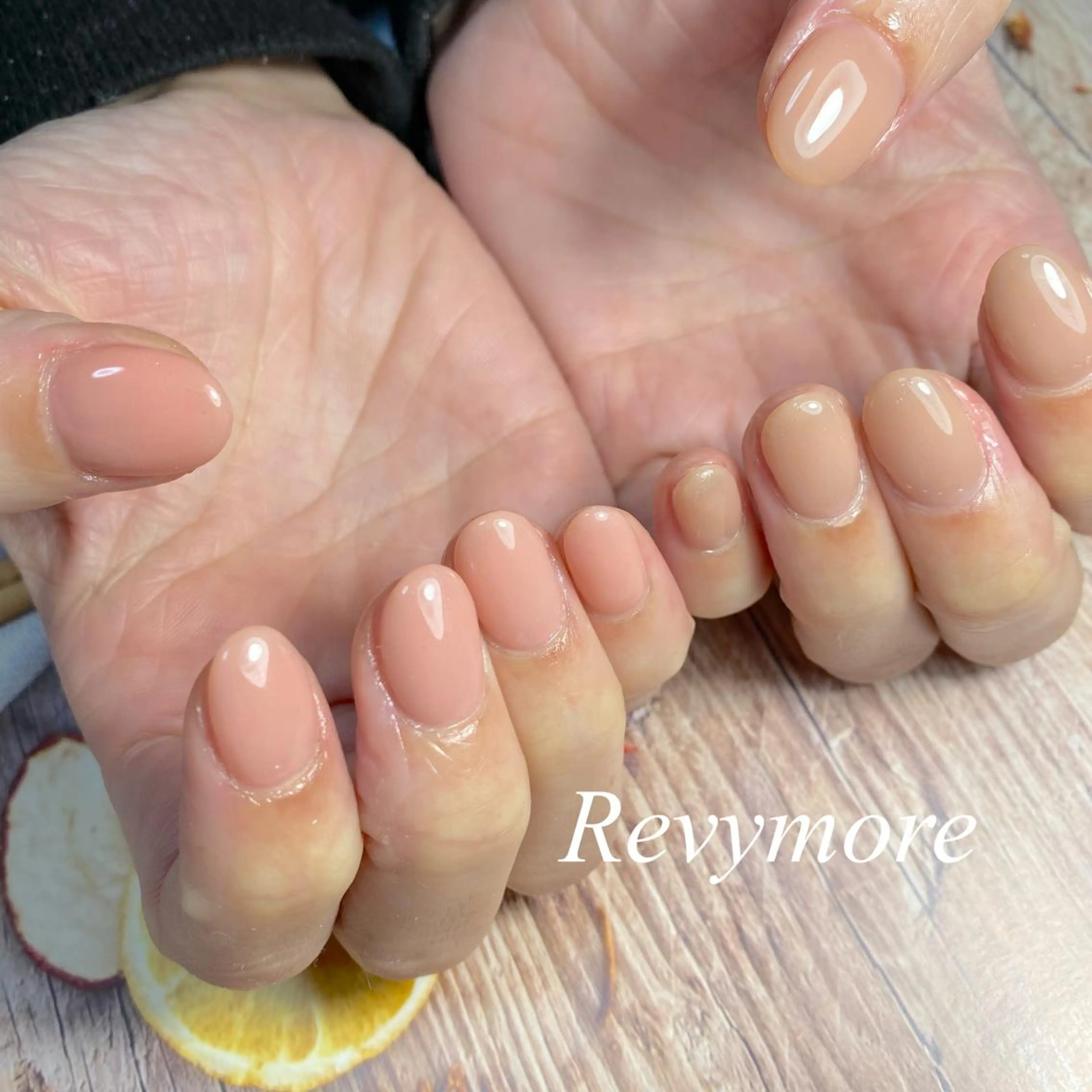 ショート ネイル ブラウン クリアネイル ジェルネイル ニュアンスネイル オフィスネイル nail salon Revymoreのネイルデザイン