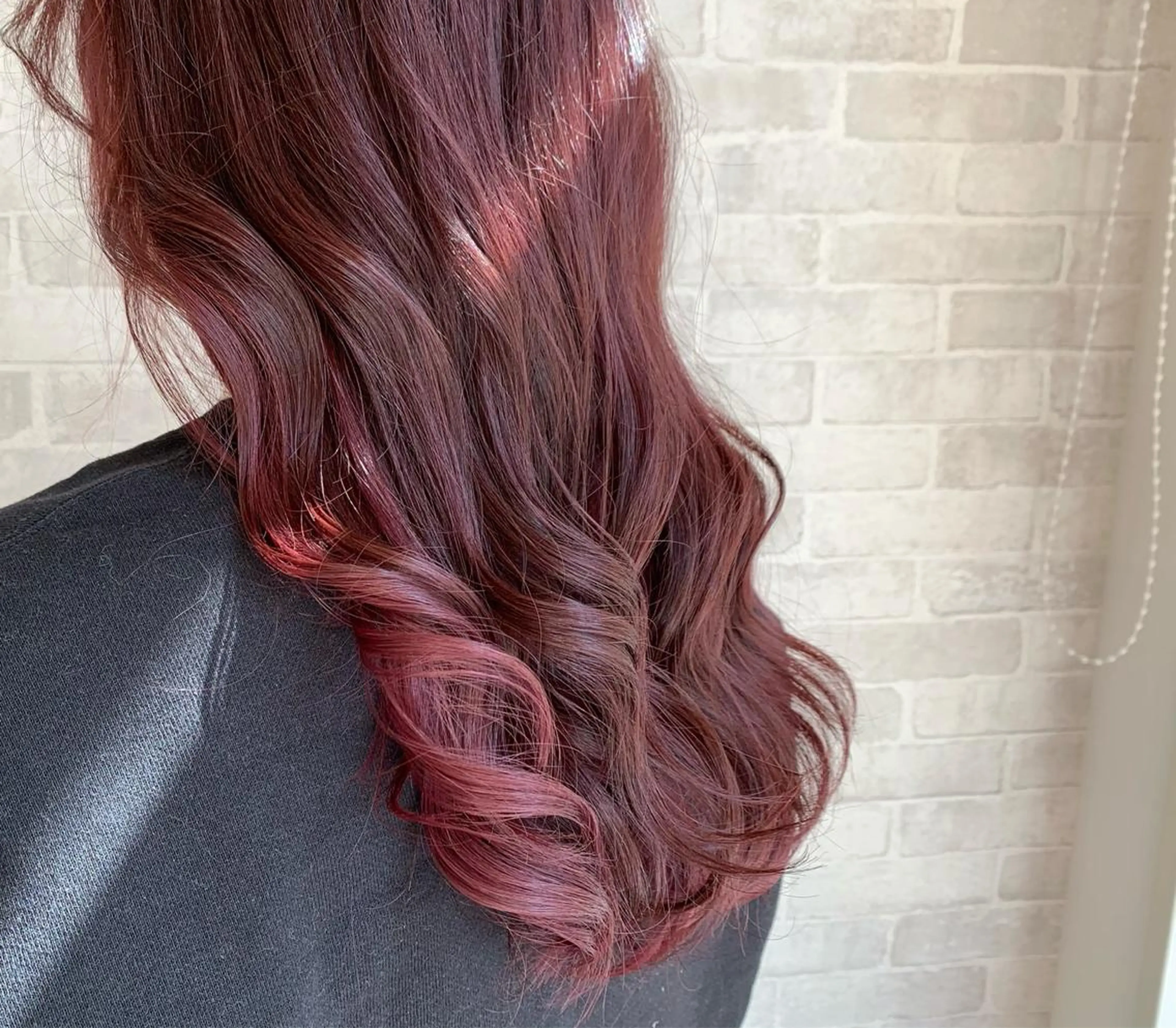 セミロング カラー レッドカラー 辻川 真央のヘアスタイル