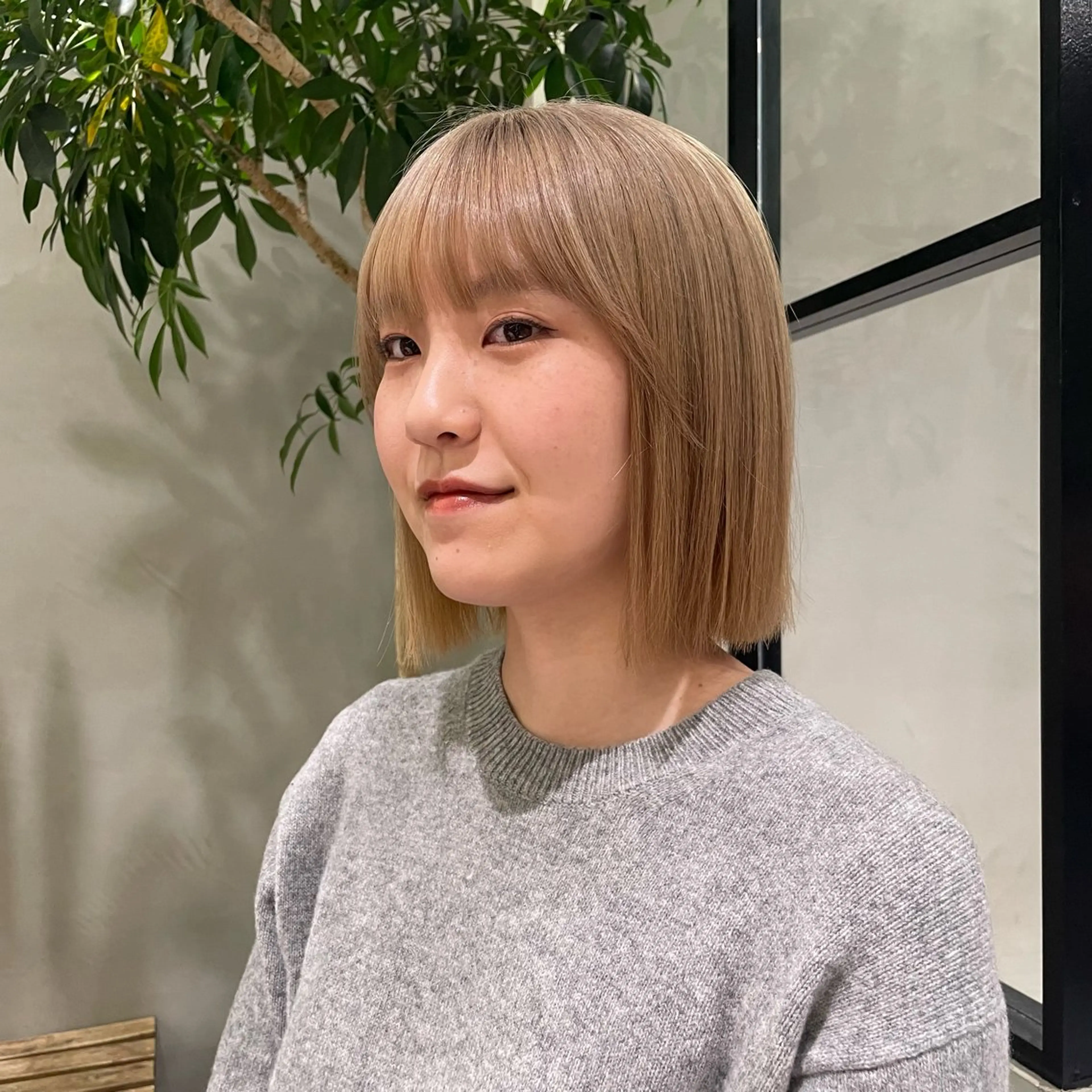 ショート カラー ベージュカラー ハイトーンカラー ミルクティーベージュ カット ヘアカラー トリートメント ハイトーン/ベージュ /レイヤー :遥香のヘアスタイル