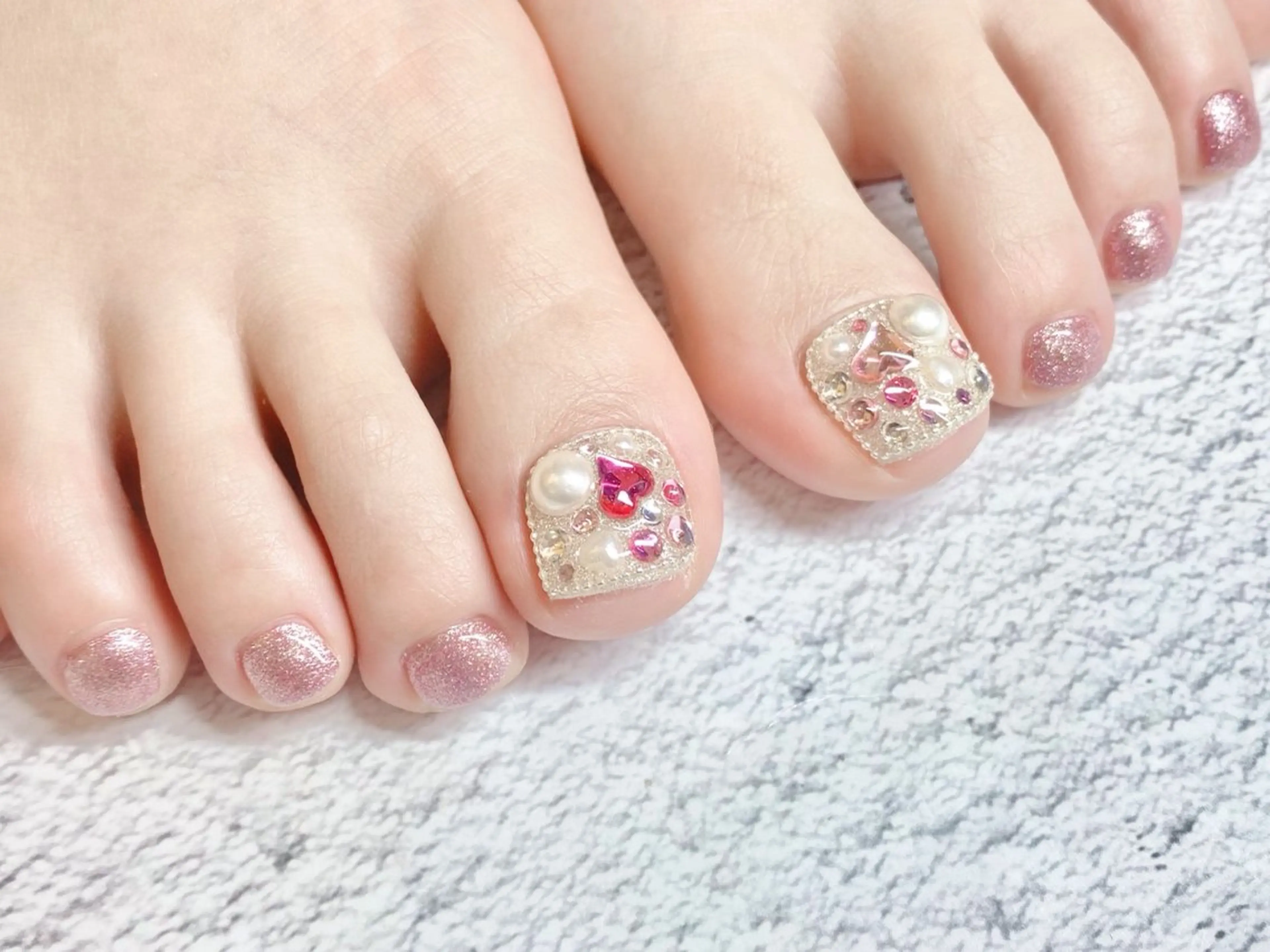 ネイル アートネイル フットネイル ハート キラキラネイル 持ち込み Jebel Beauty Miuの眉毛・アイブロウイメージ