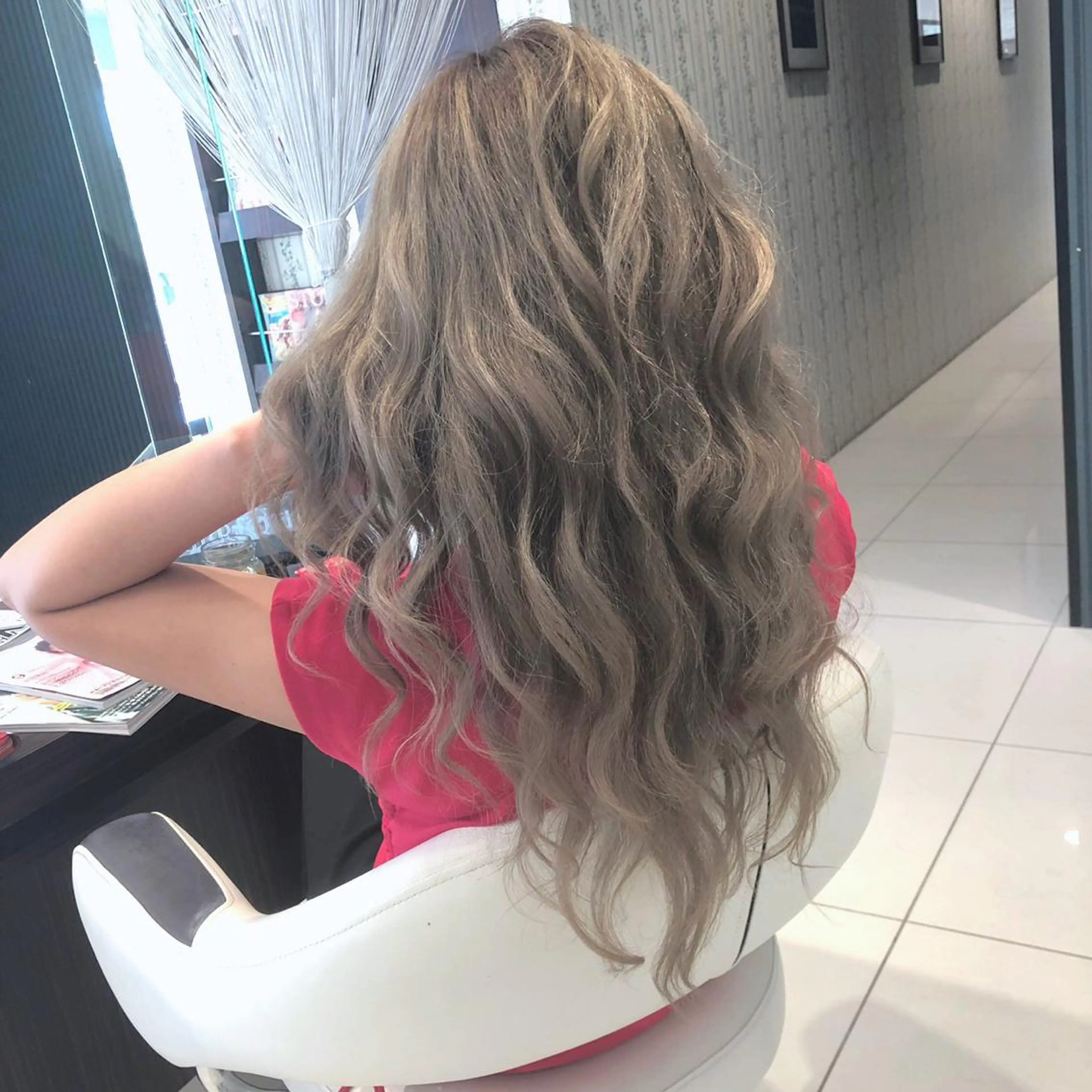 ロング カラー ブリーチ 透明感カラー グレージュ ミルクティーグレージュ 清水 亮太／赤み消しカラーのヘアスタイル