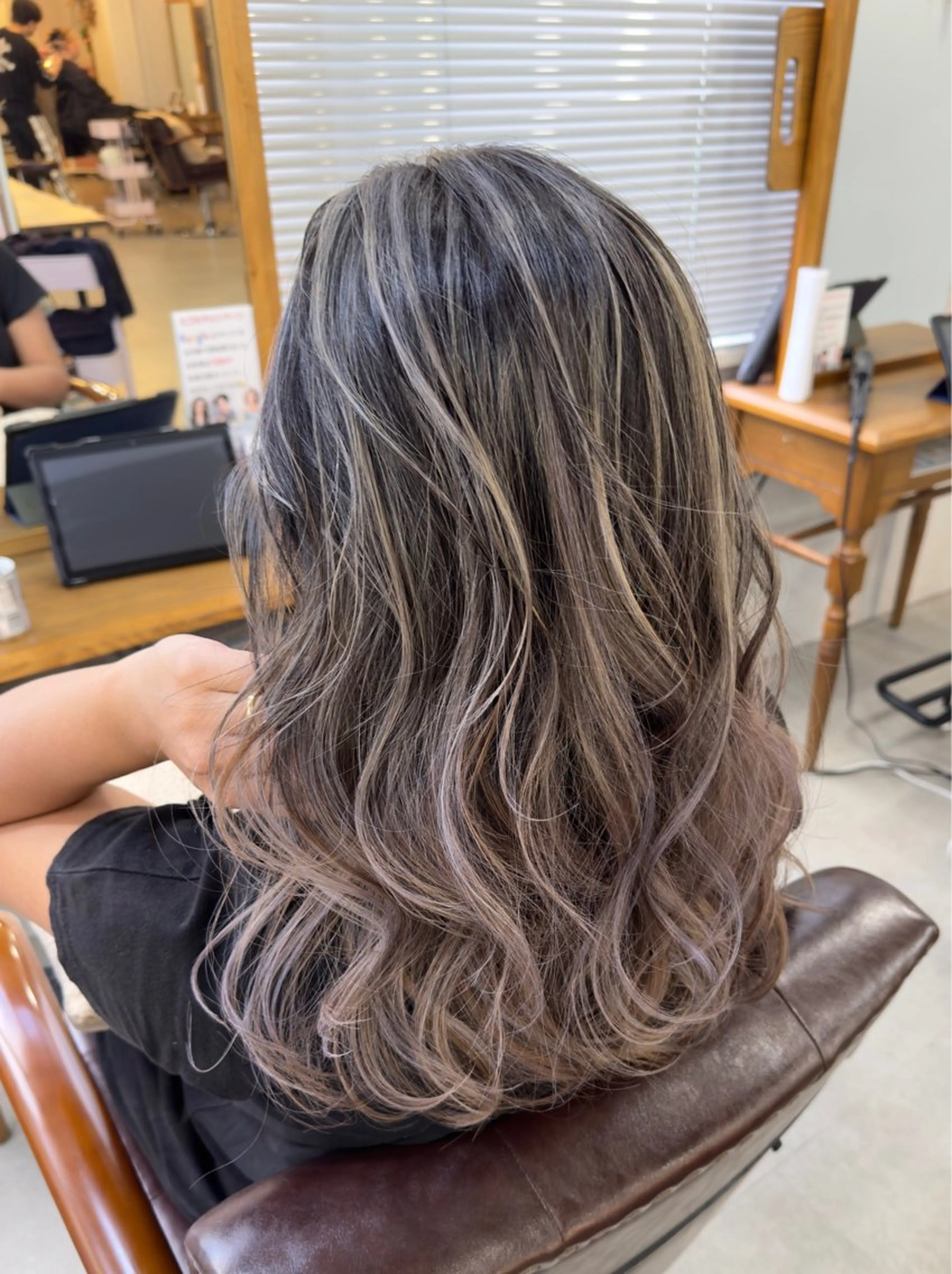 セミロング ヘアカラー to youハイライトのヘアスタイル