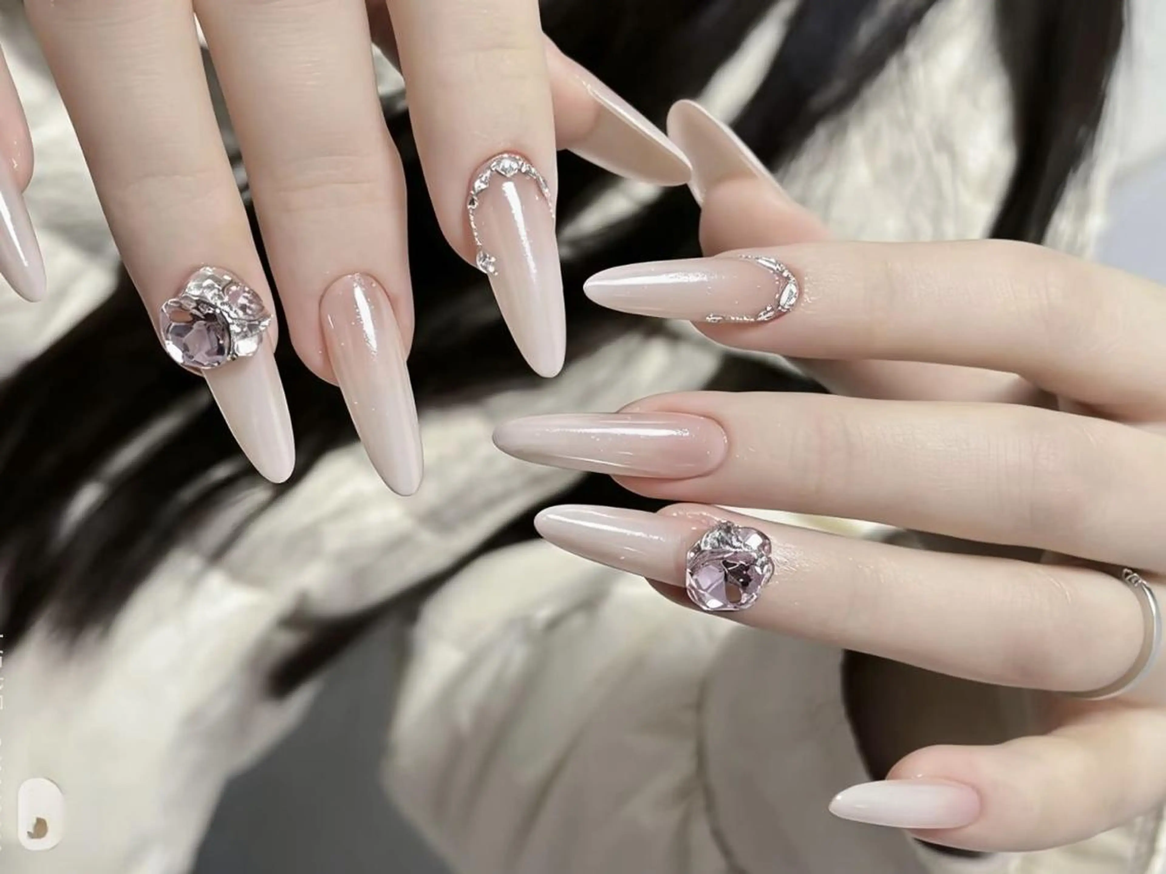 ネイル カジュアル グラデーション ロングネイル ストーンネイル ネイルチップ ハンドネイル ハンドケア NANA Sense🦄のネイルデザイン