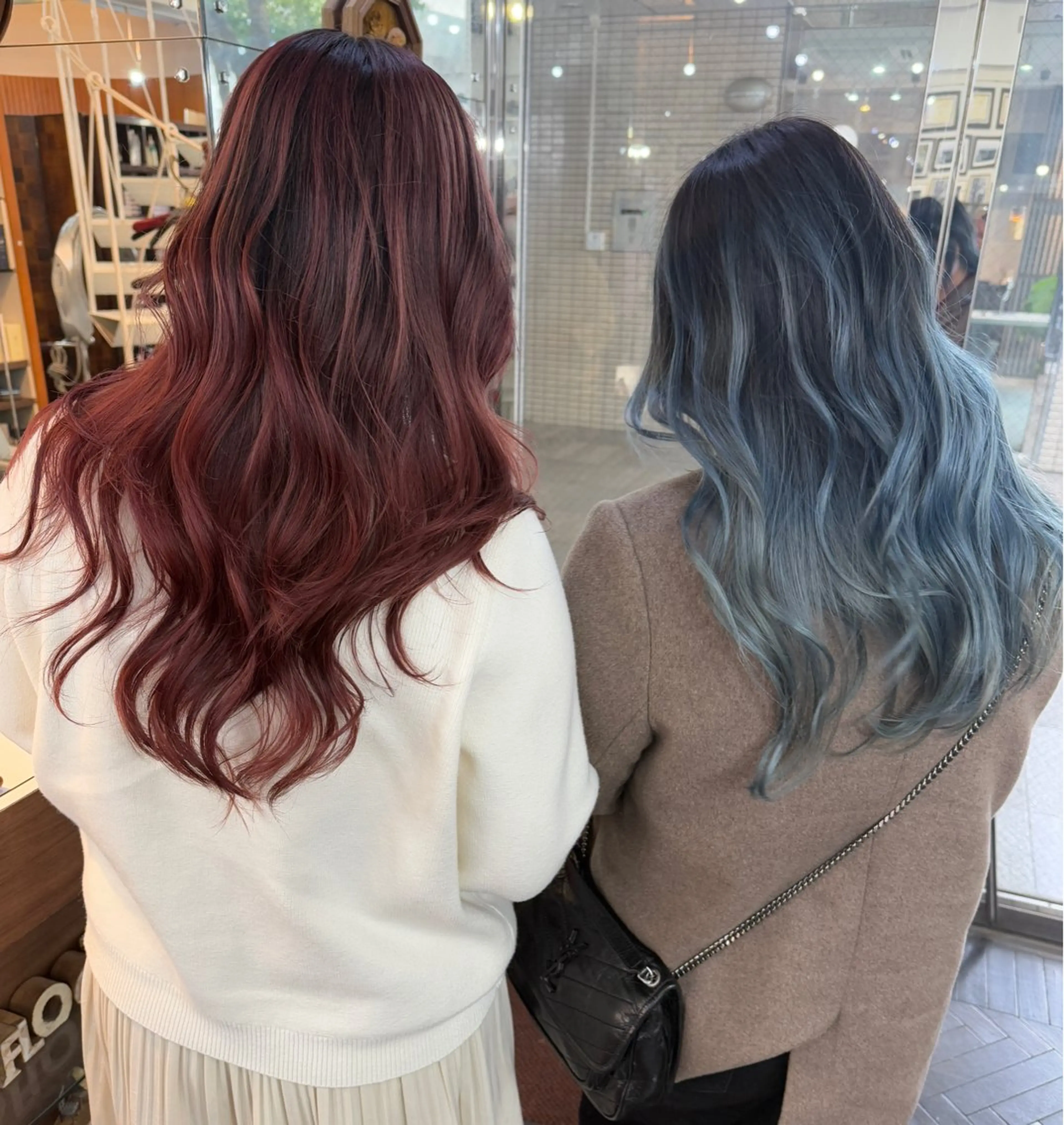 ロング モモカ/ハイトーン /バレイヤージュのヘアスタイル