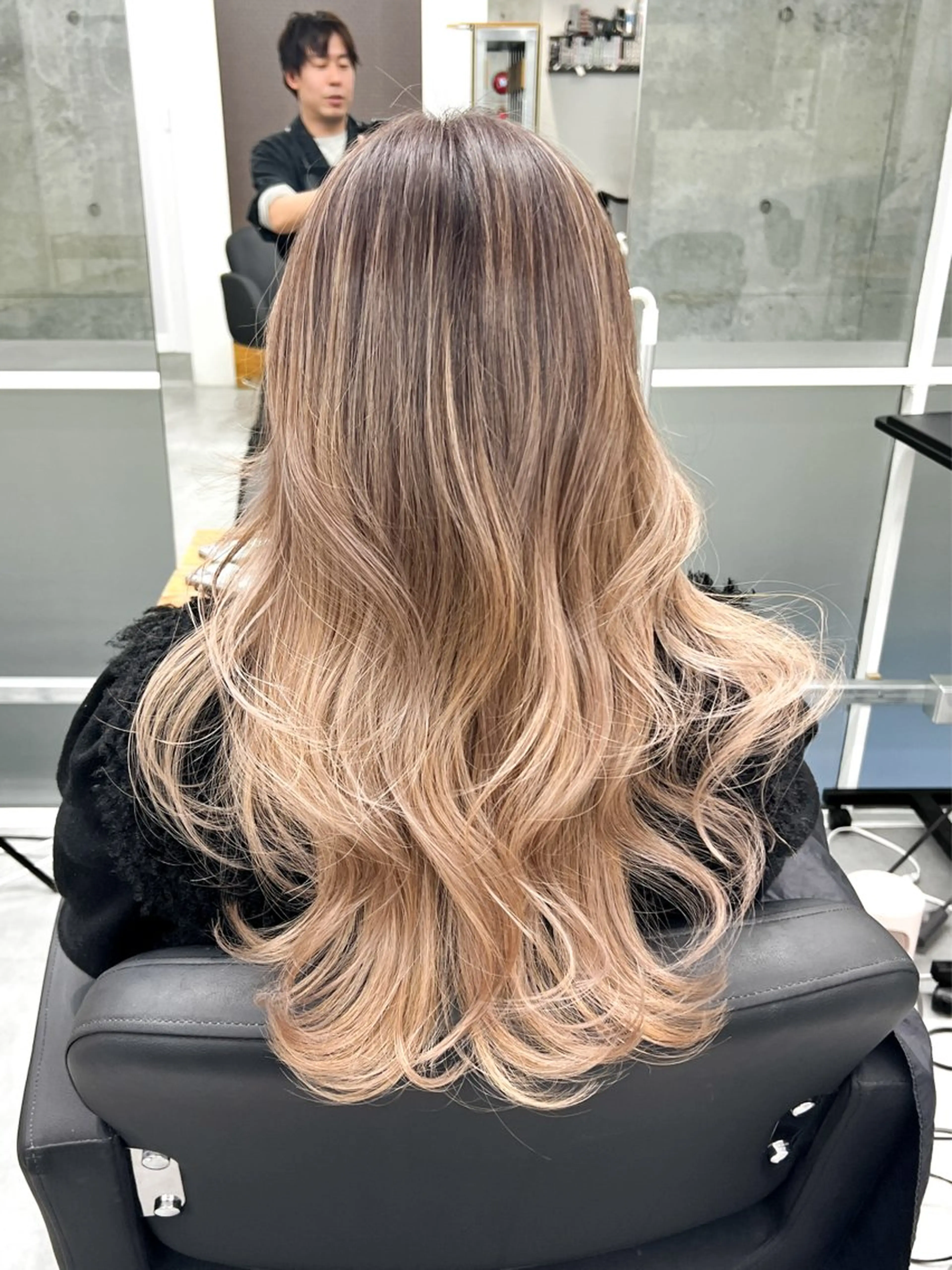 ロング カラー バレイヤージュ ブリーチ レイヤーカット welring hair salonのヘアスタイル