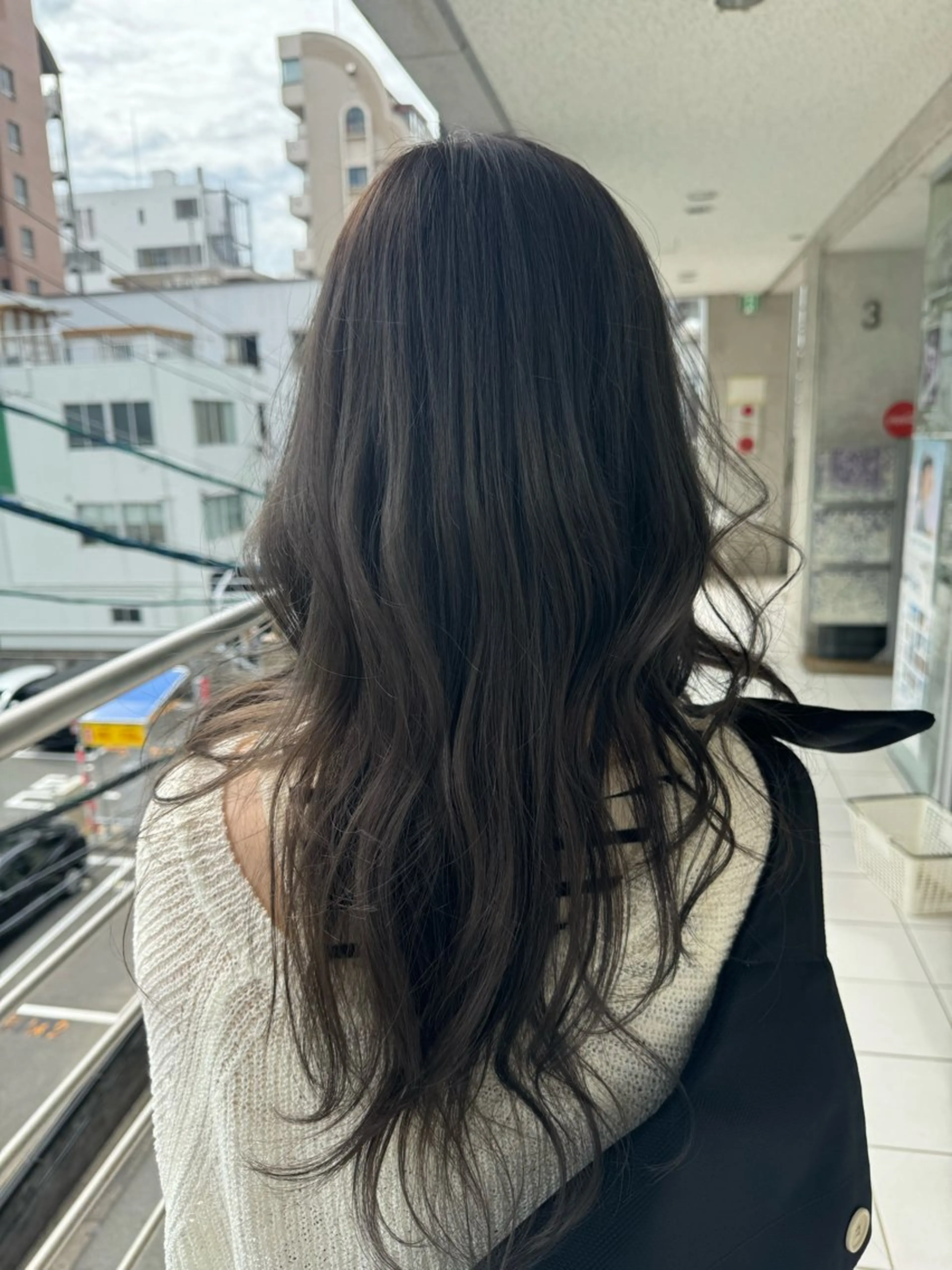 ロング カラー アッシュ アッシュグレー カット ヘアカラー 椎葉 祐也のヘアスタイル