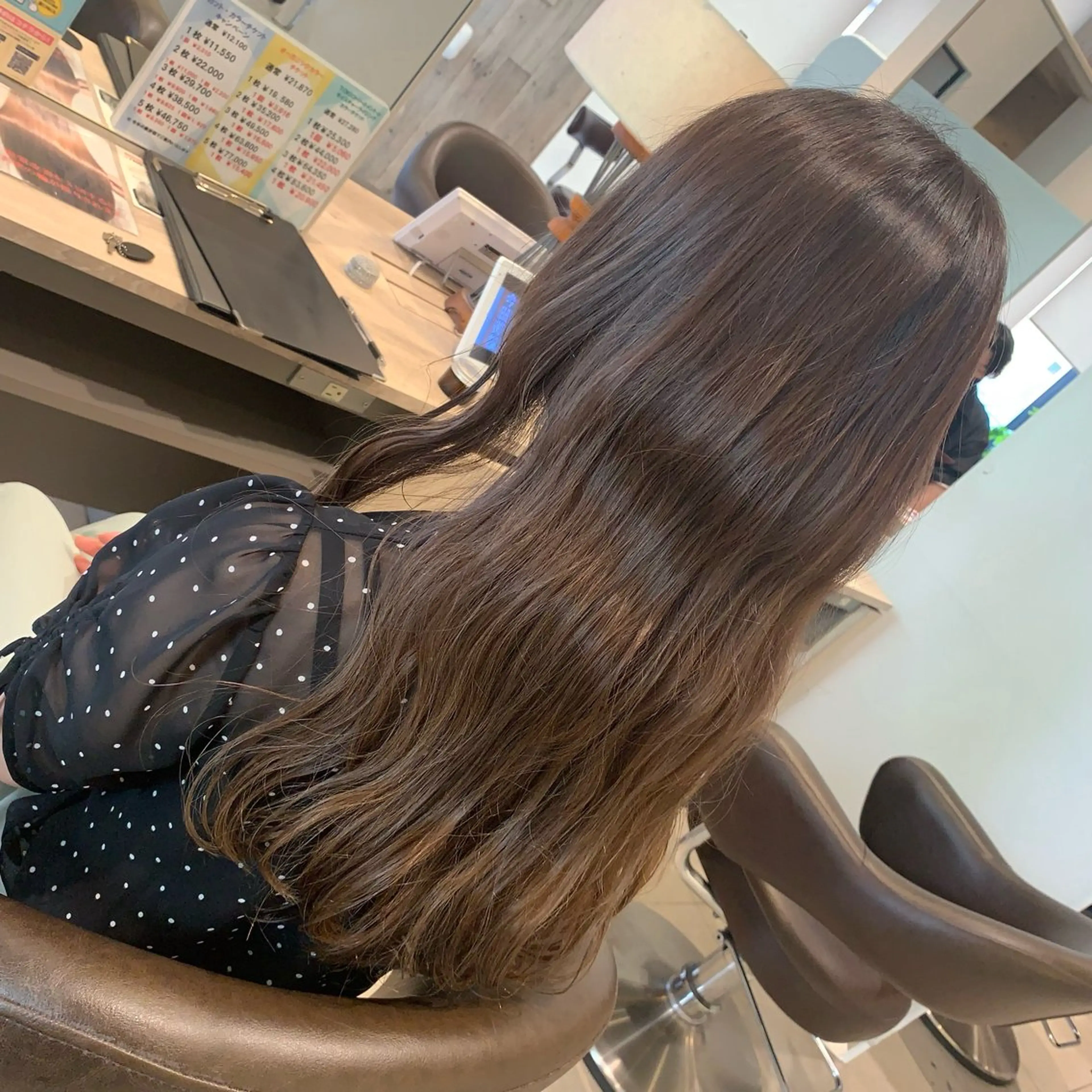 ロング カラー ベージュカラー フォギーベージュ ’Flower’ AYAKAのヘアスタイル