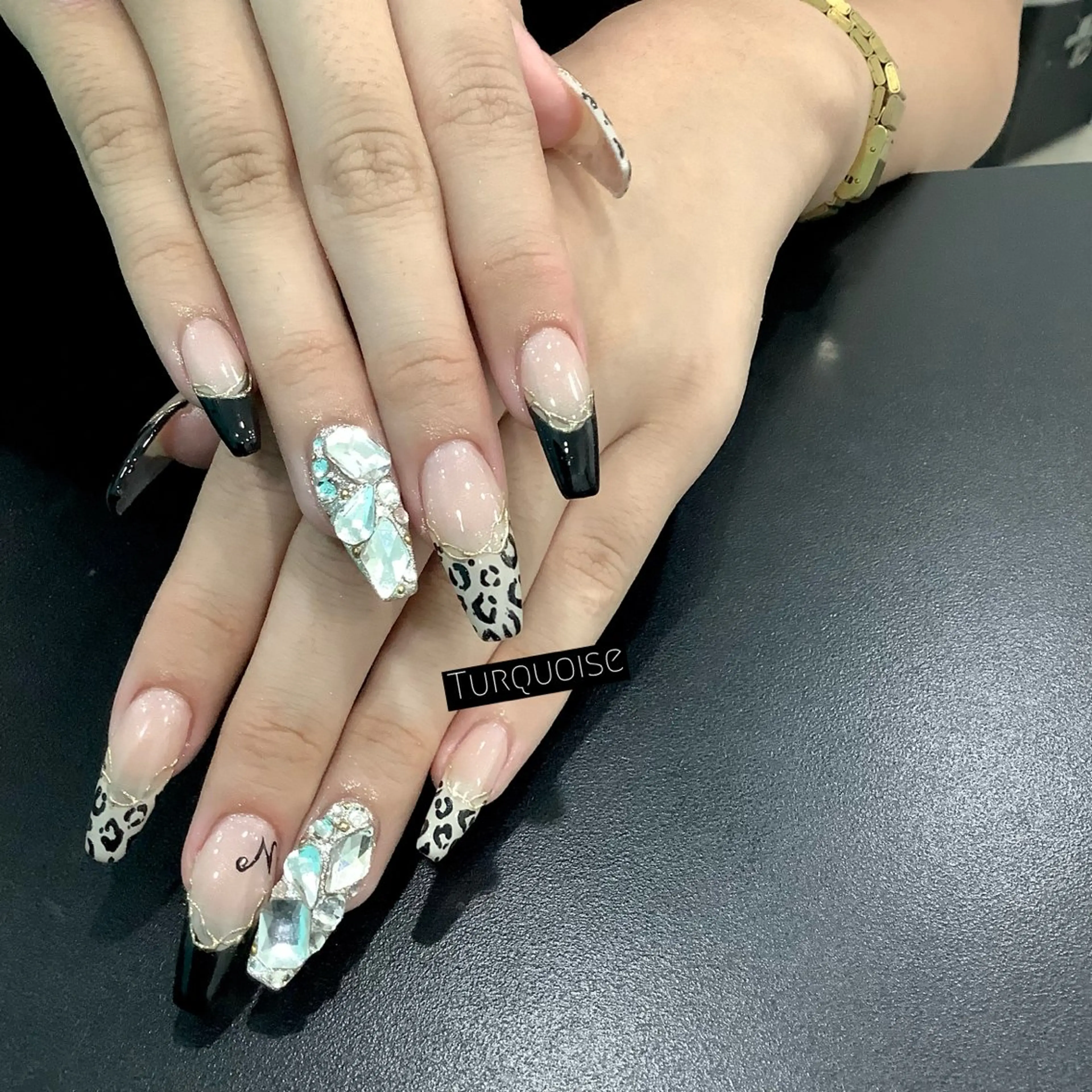 ネイル ハンドネイル 個性派ネイルサロン 💅🏼ターコイズのネイルデザイン