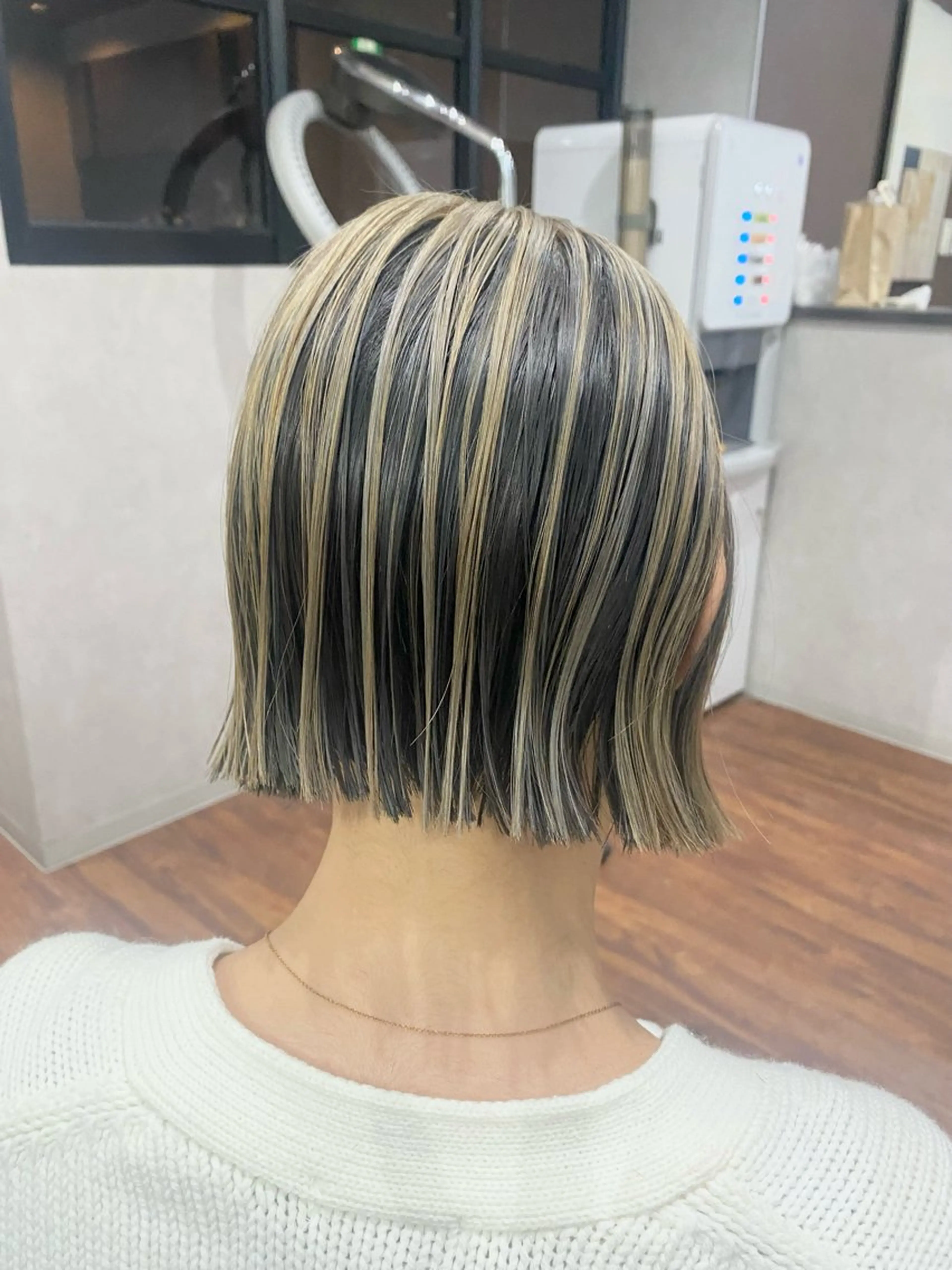 ミディアム カット ヘアカラー _White所属・ＳＨＩ ＺＵのヘアスタイル