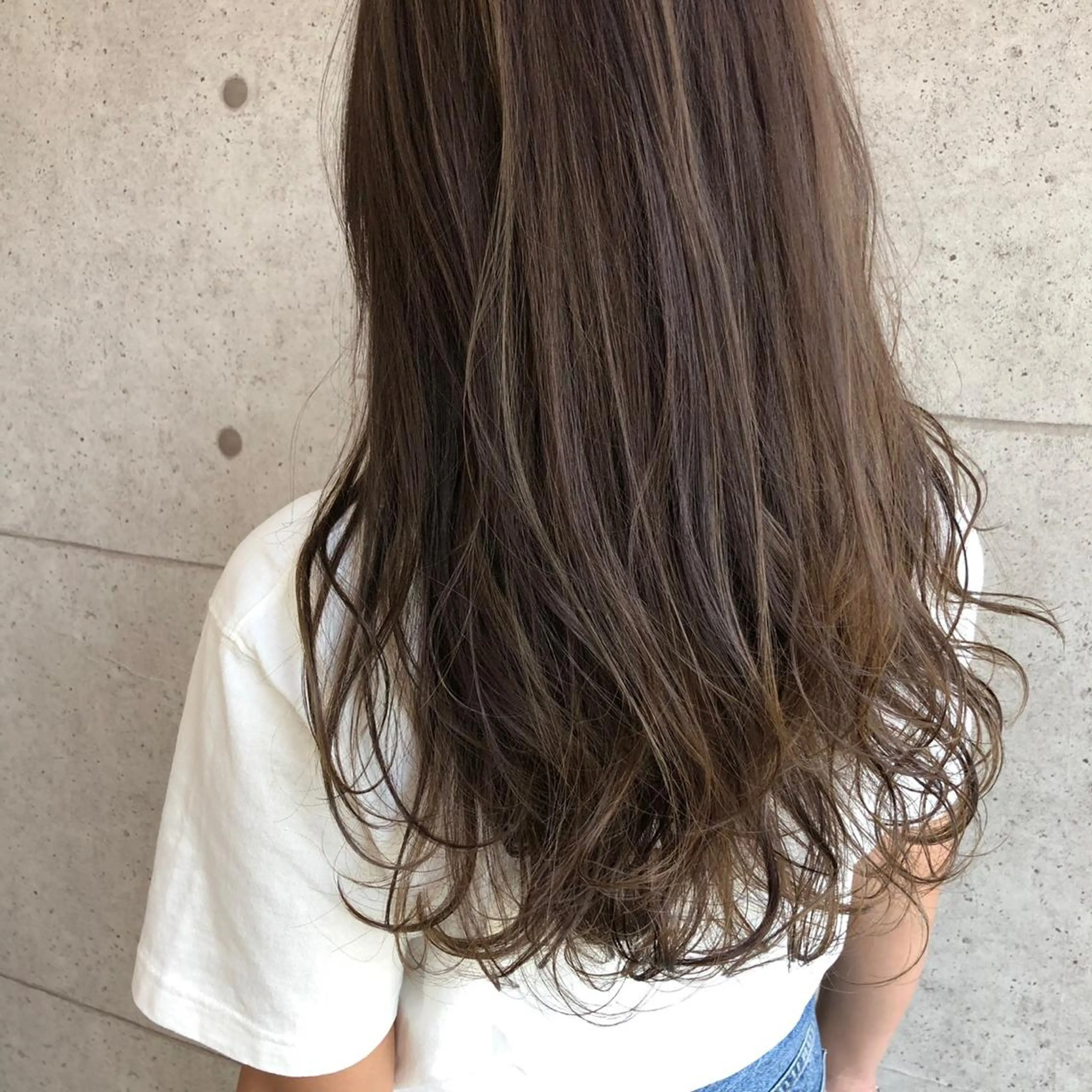 ロング 鈴木 絢奈のヘアスタイル