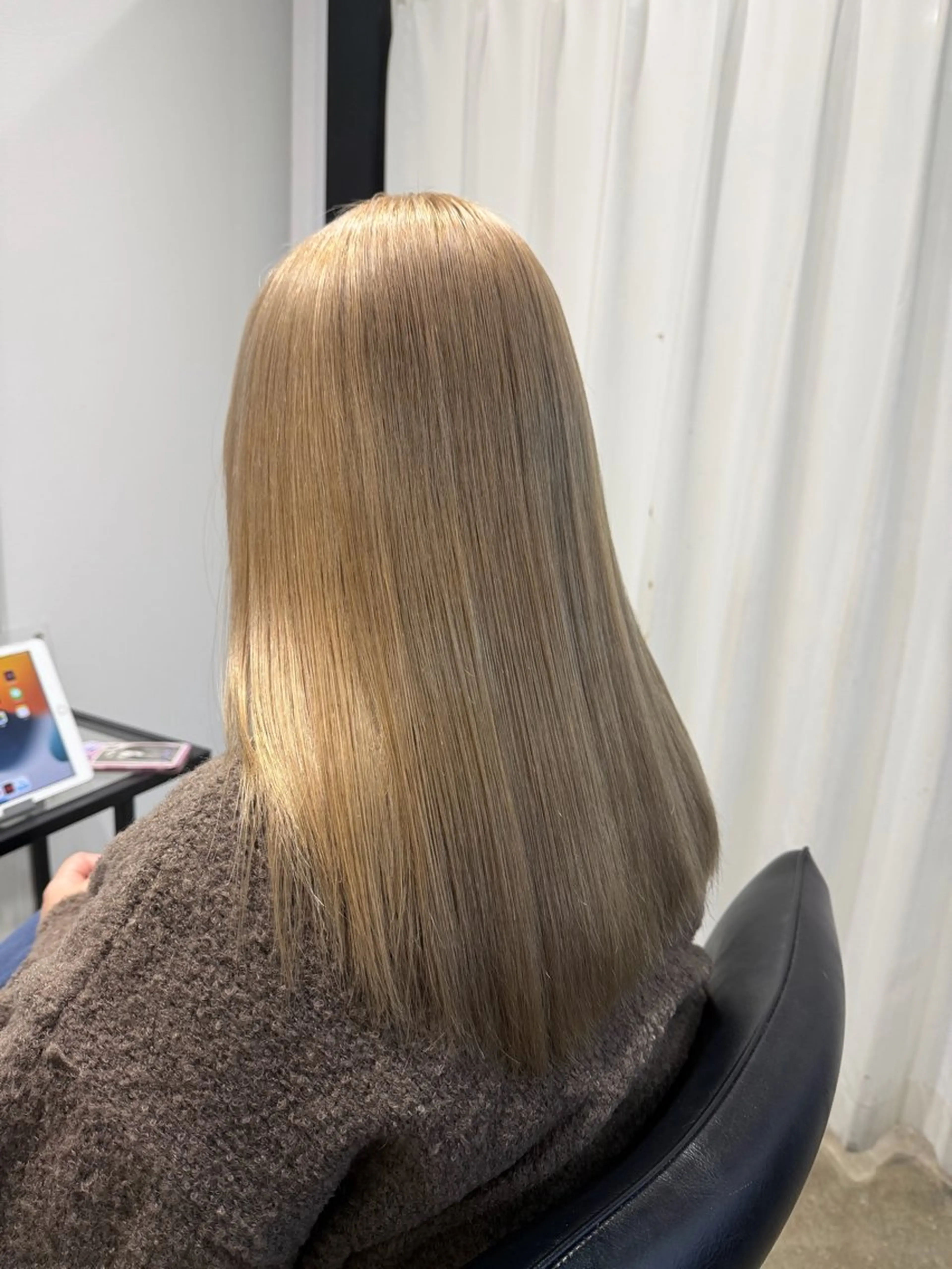 ロング カラー ベージュカラー ハイトーンカラー ミルクティーベージュ カット ヘアカラー ヨシオカ マオのヘアスタイル