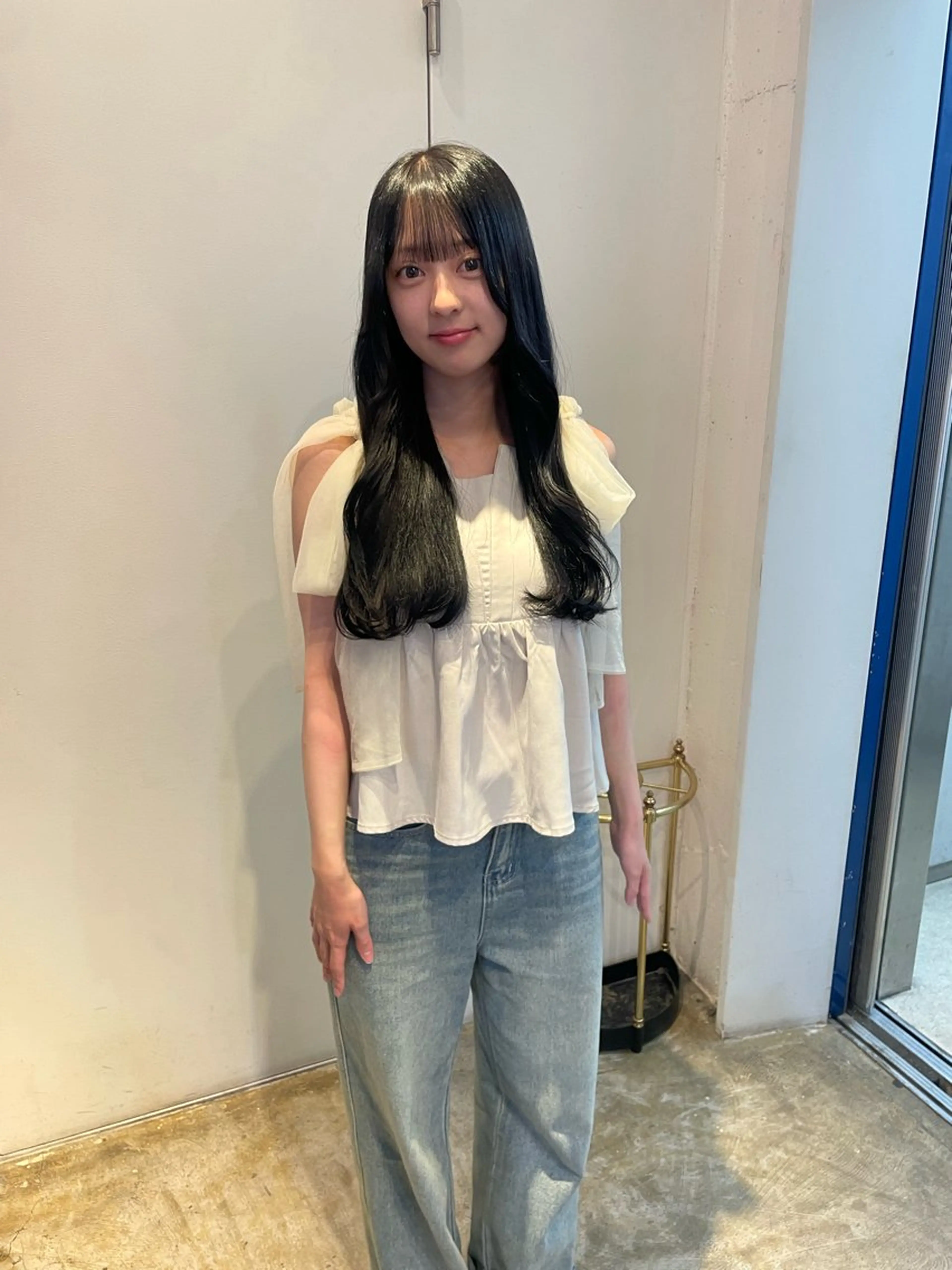 ロング カラー 黒髪 ブルーカラー ブルーブラック カット ヘアカラー トリートメント MIOベージュカラー 柔らかいカラーのヘアスタイル