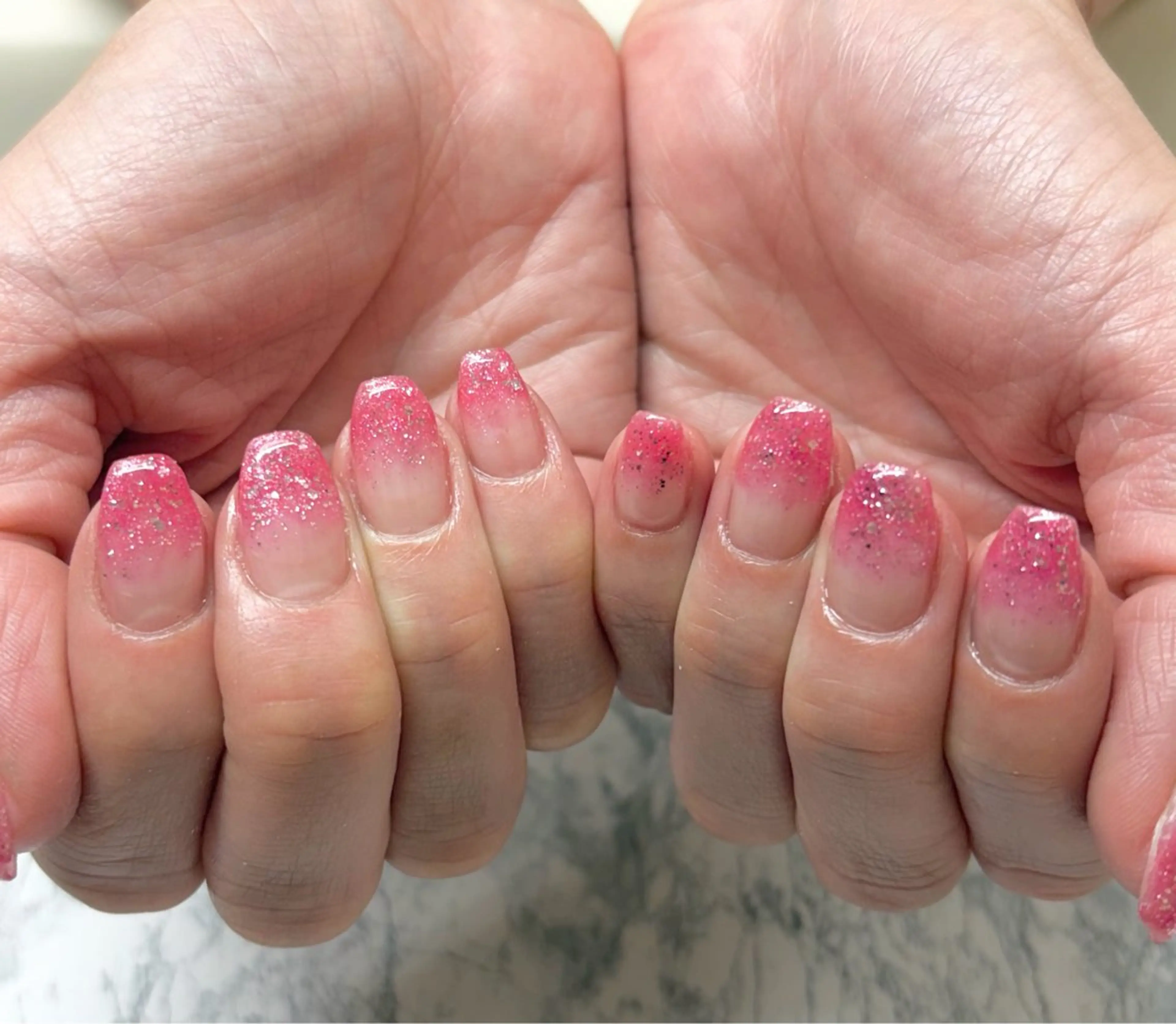 ネイル グラデーション キラキラネイル ラメ(グリッター) ラメグラデーション シルバー ハンドネイル iku🌷 by 上福岡らんらんのネイルデザイン