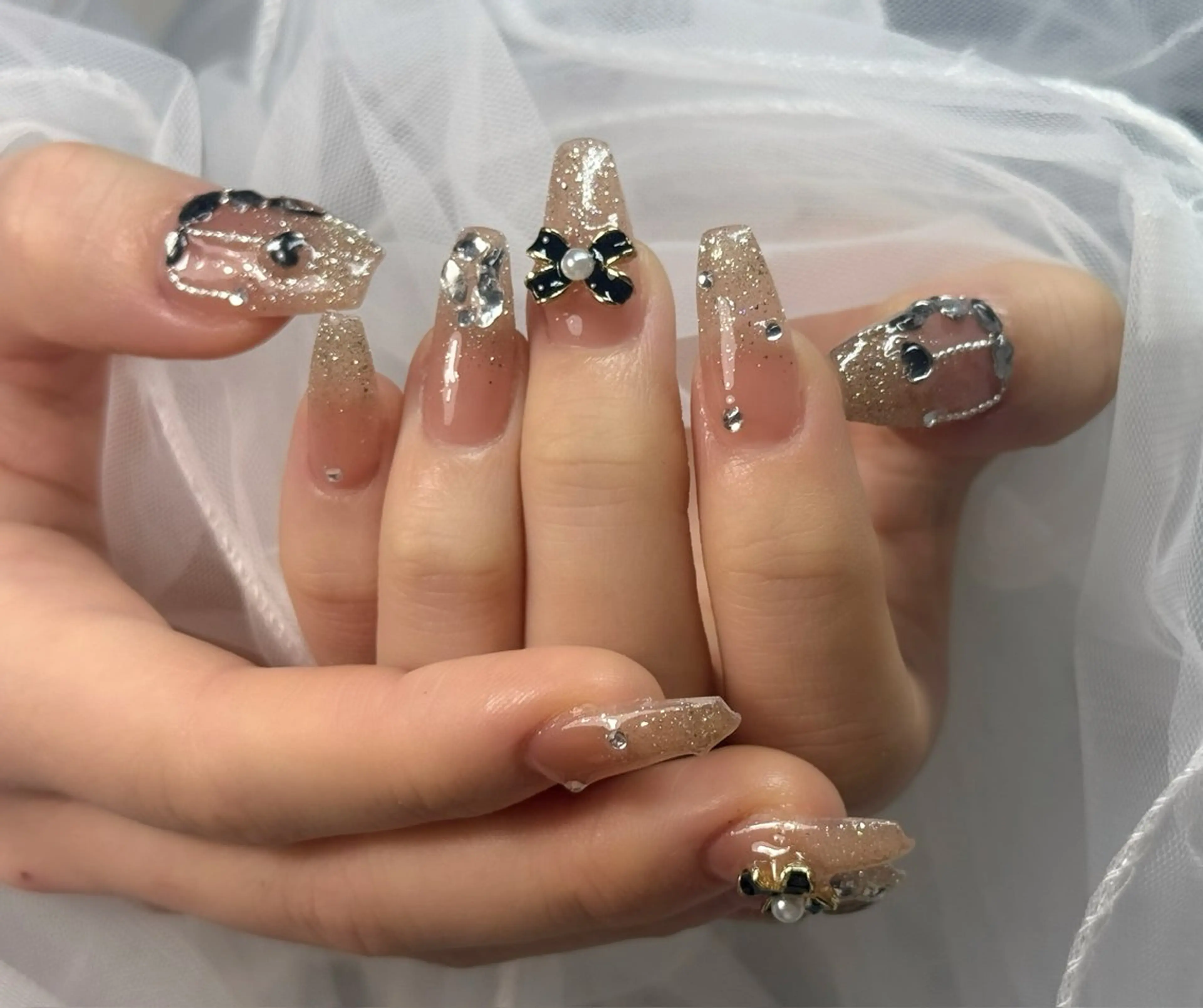 ネイル キラキラネイル リボン ネイルチップ HANA.NAILS所属・HANA.NAILS 自宅サロンのネイルデザイン