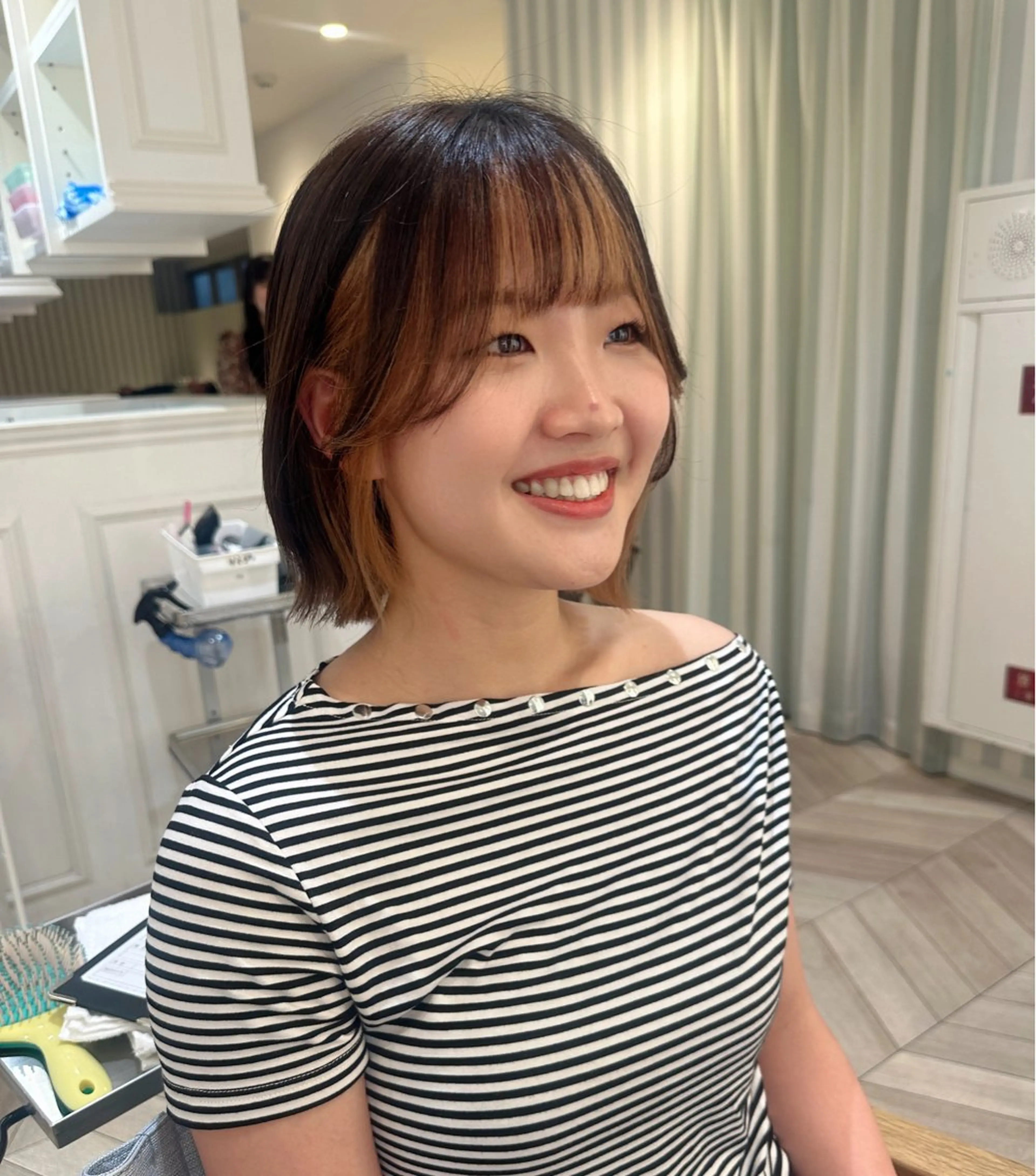 ショート カラー ブリーチ カット ヘアカラー 小顔レイヤー/ ベージュ🤍Rieのヘアスタイル