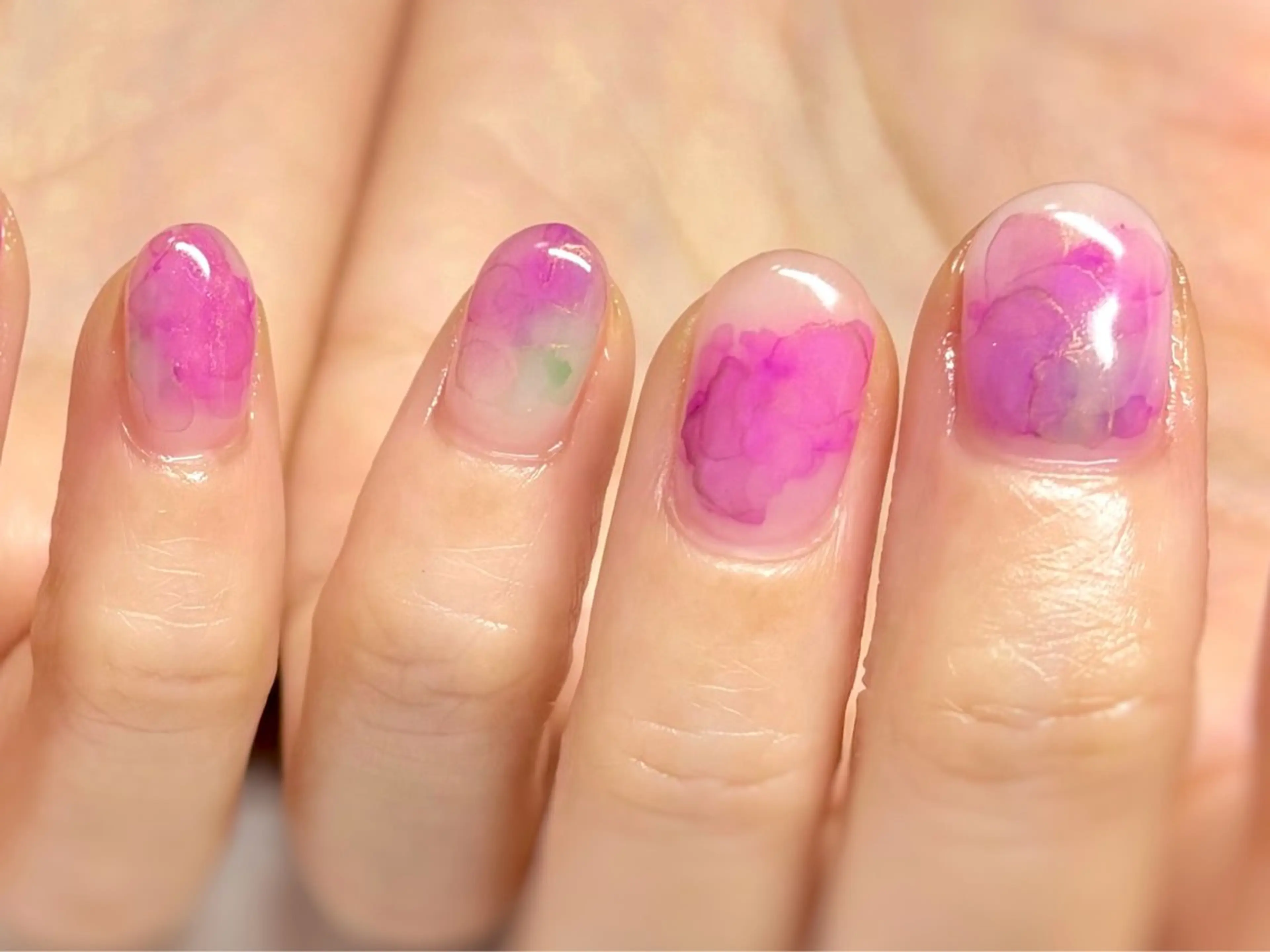 ネイル ゴールド グリーン ピンク ハンドネイル Nail salon Cielel⟡Ayaのネイルデザイン
