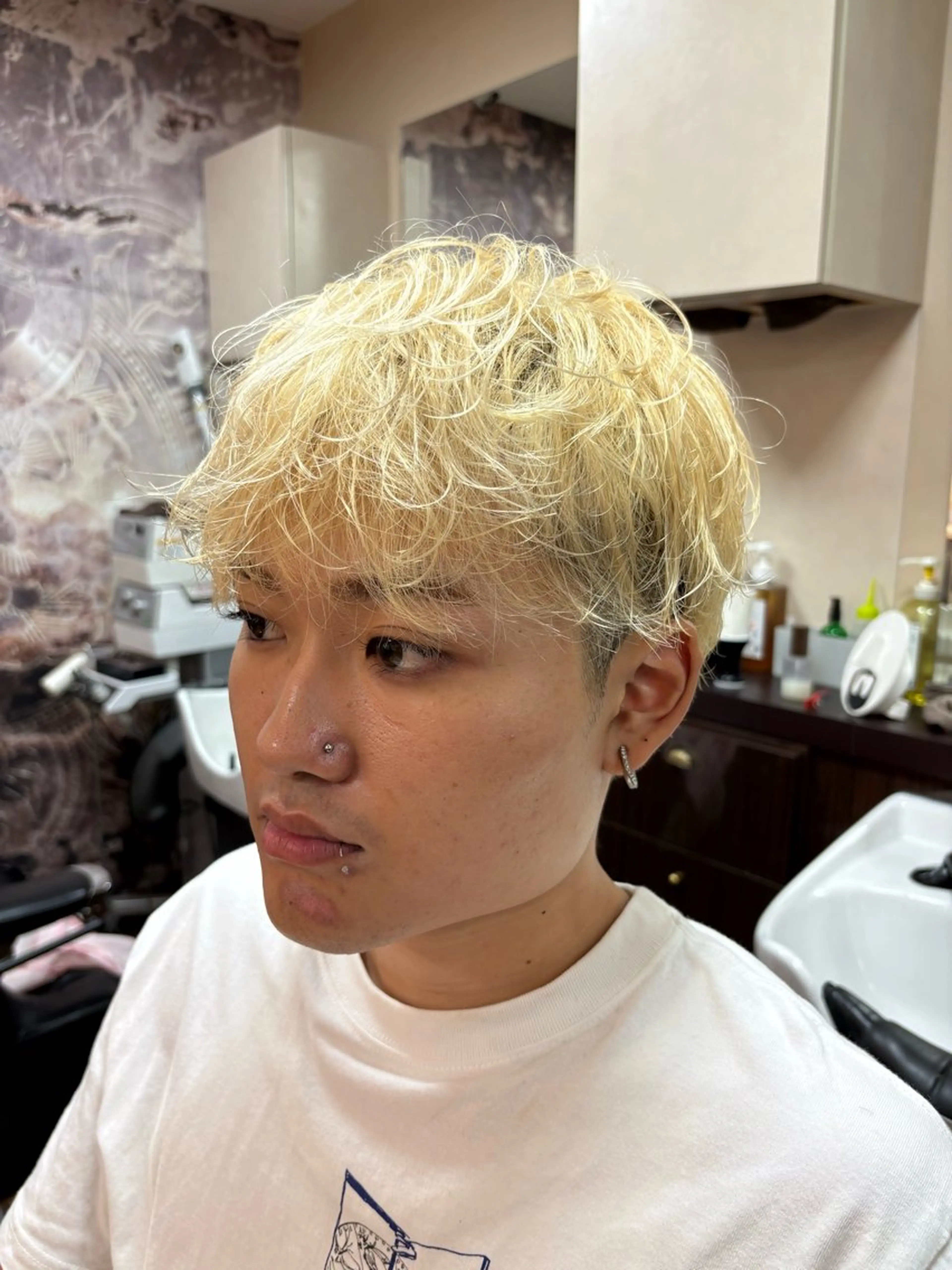 ミディアム メンズ ミディアムパーマ センターパート マッシュ メンズパーマ ツーブロック 吉田 秀斗のヘアスタイル