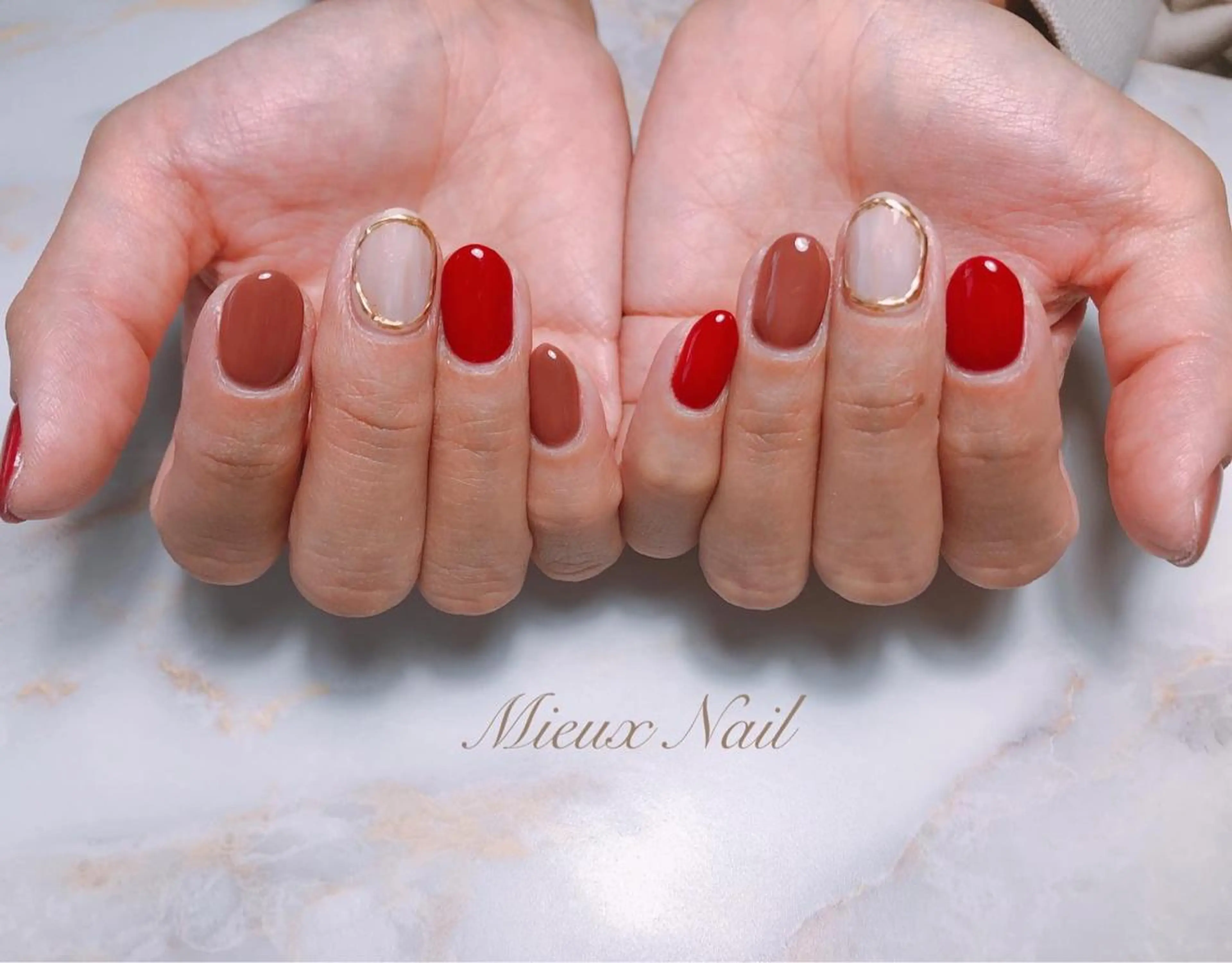 ネイル アートネイル ミラーネイル ニュアンスネイル ワンカラーネイル 赤色 ハンドネイル 市川 麻衣子のネイルデザイン