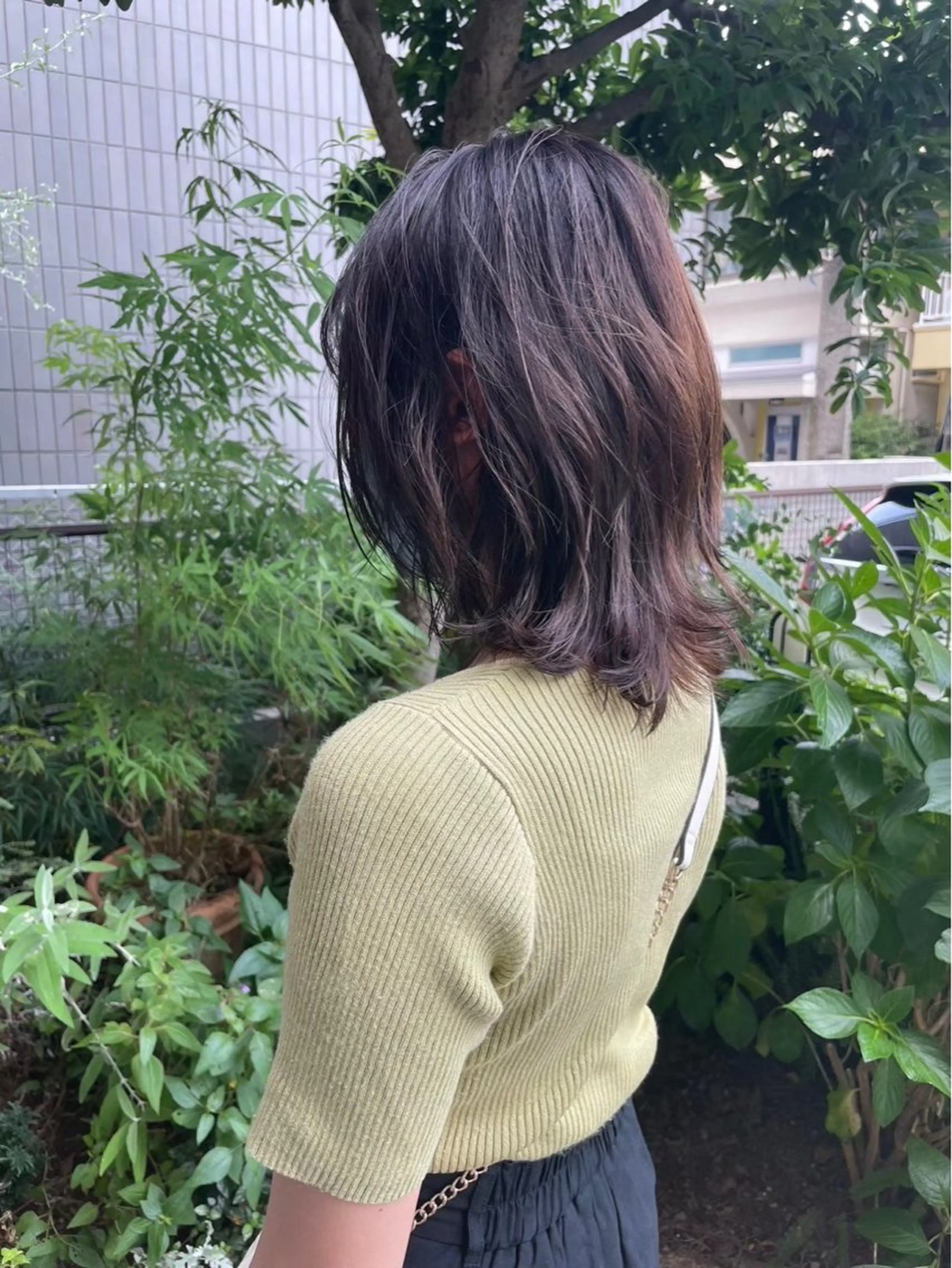 ミディアム カラー ヒナ/レイヤーカット 艶感ワンカラーのヘアスタイル