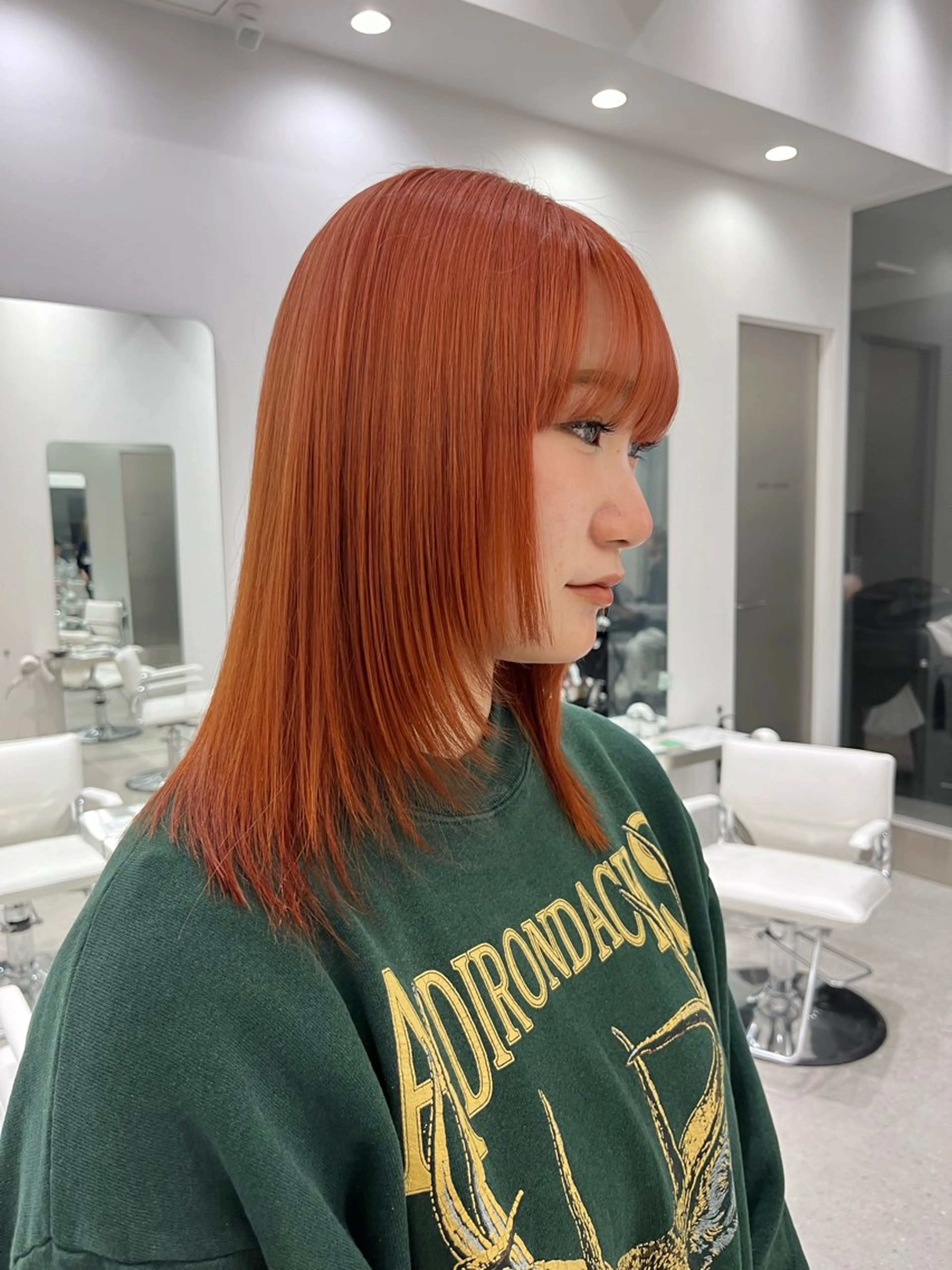 セミロング カラー オレンジ オレンジレッド レッドカラー iLi🫧kim ryongna🦋のヘアスタイル