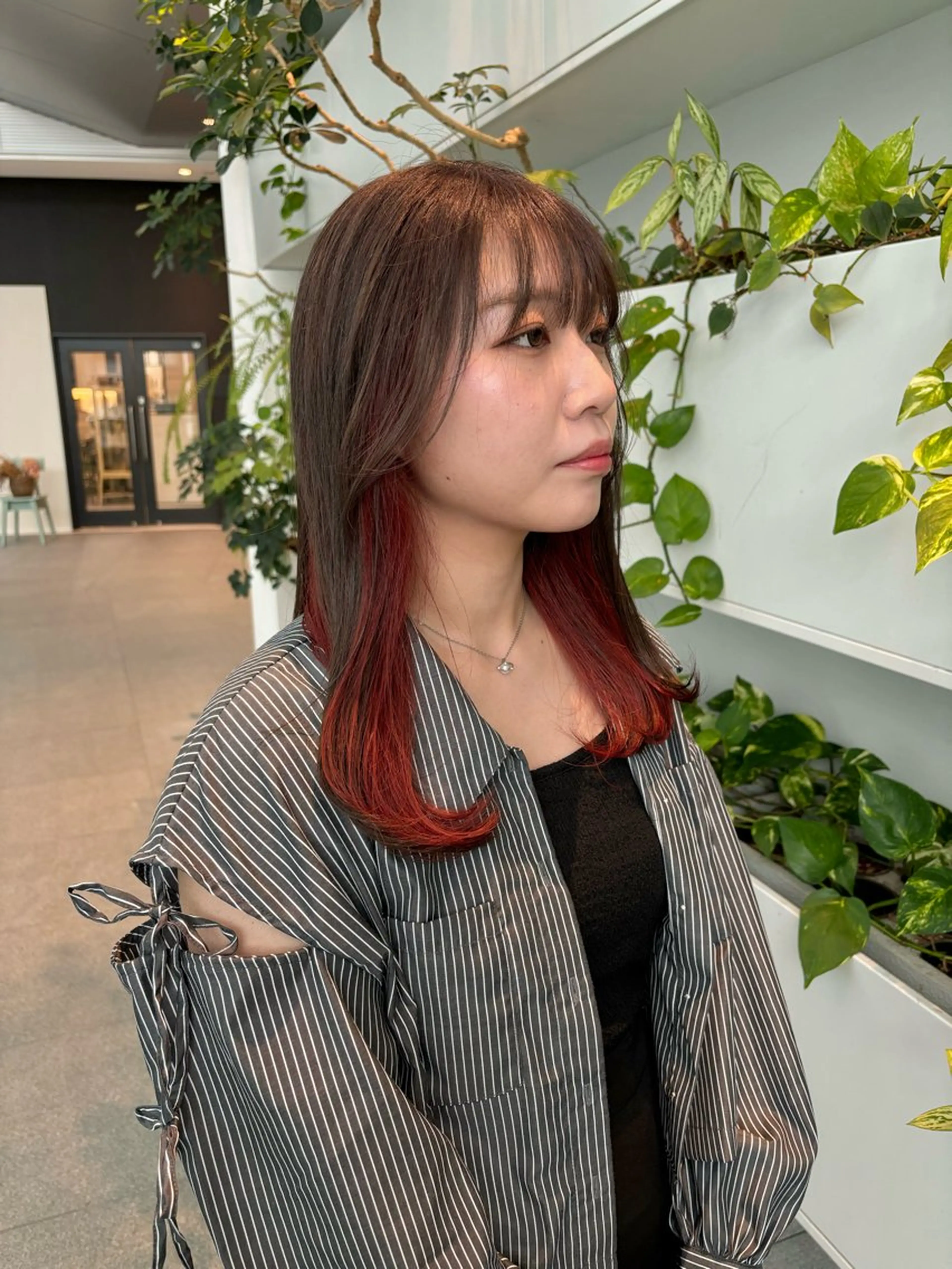 セミロング カラー グレージュ レッドカラー シルバー シルバーグレージュ くさかみさき🌼暖色 /耳つぼ/オタク🌼のヘアスタイル