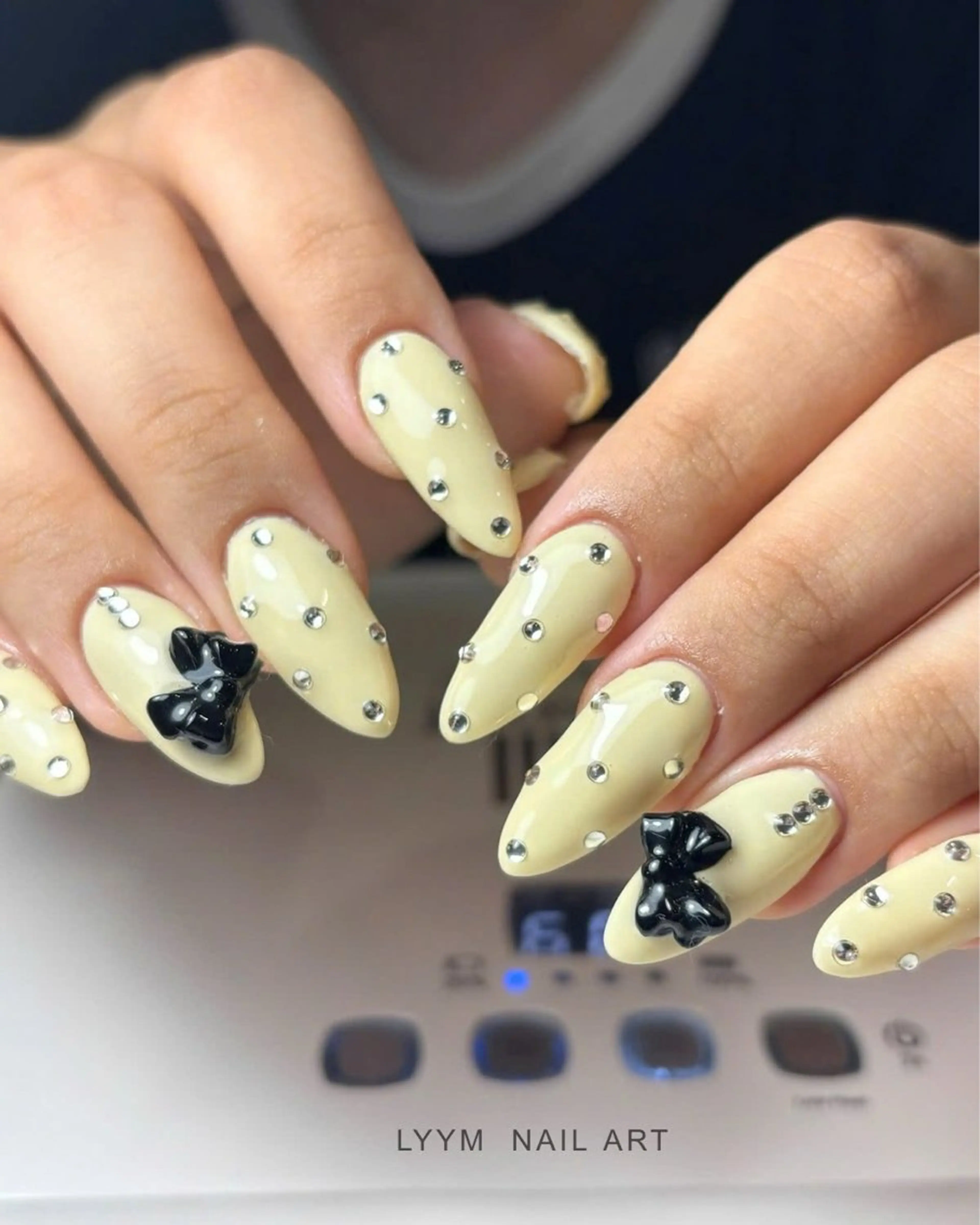 ネイル キラキラネイル 韓国ネイル リボン シンプルネイル ストーンネイル LYYM Salonのネイルデザイン