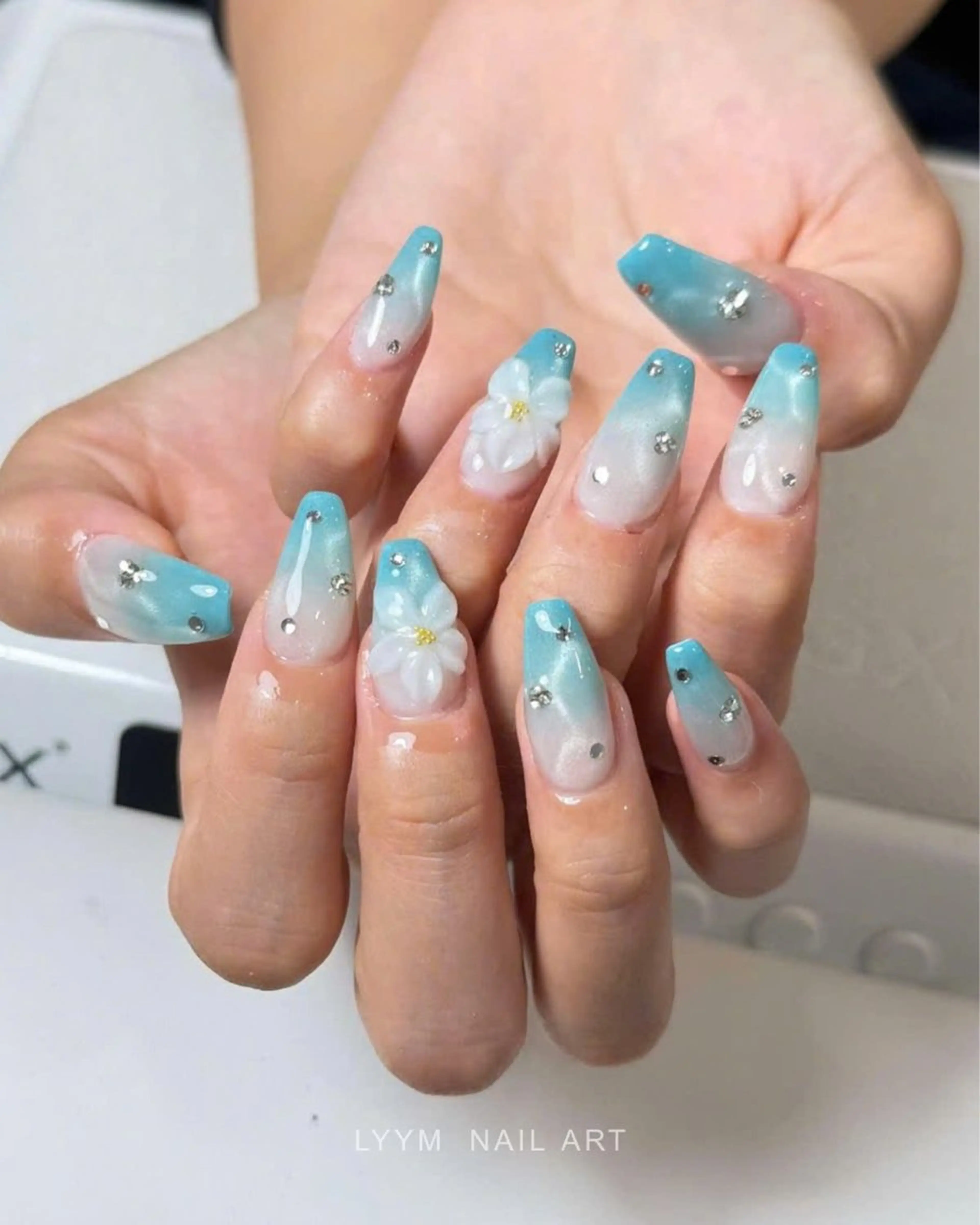 ネイル ブルー フラワーネイル ガーリー 韓国ネイル ハンドネイル LYYM Salonのネイルデザイン