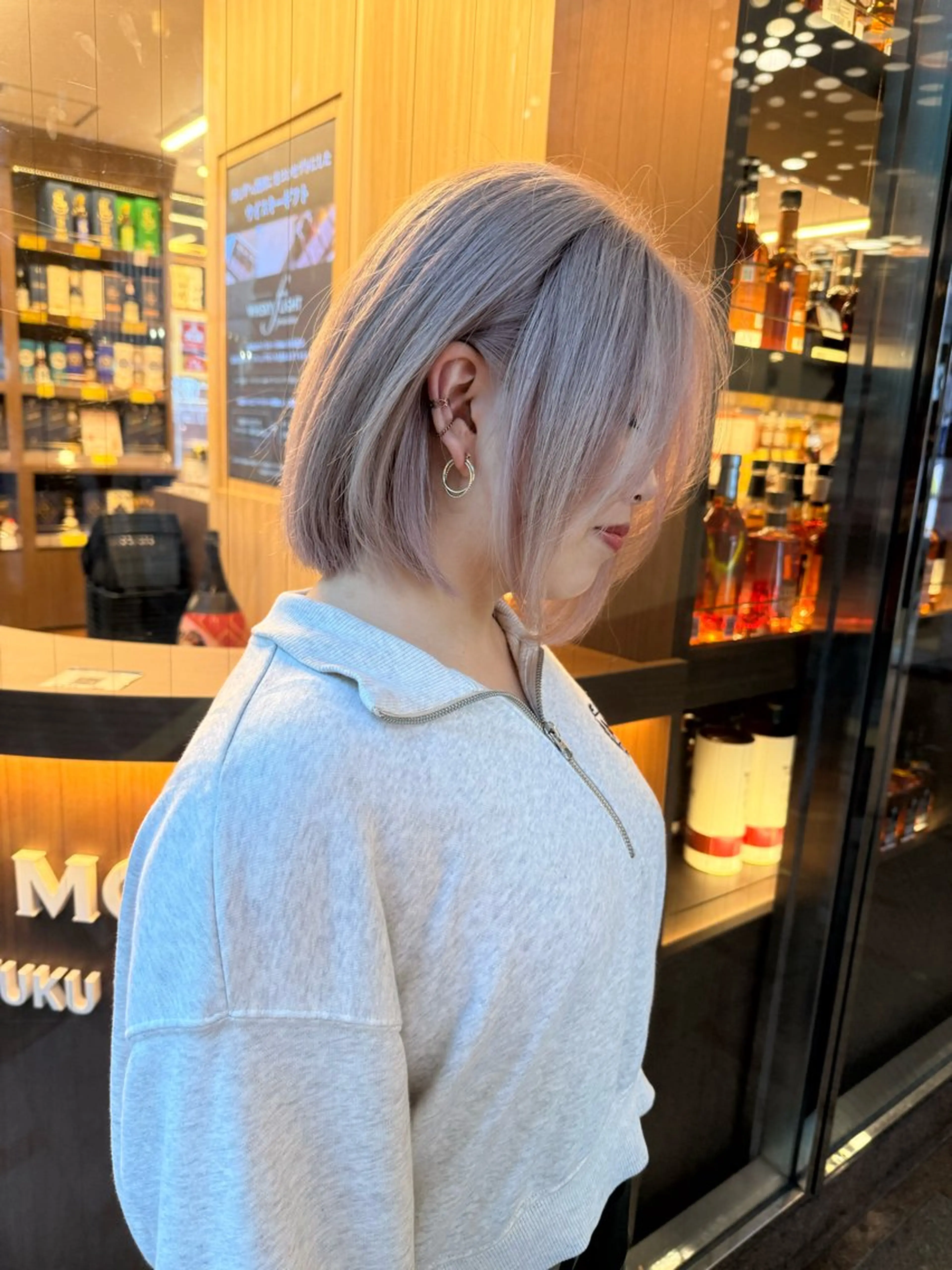 ミディアム カラー カット ヘアカラー トリートメント ハイトーンレイヤー 顔まわりSOTAのヘアスタイル