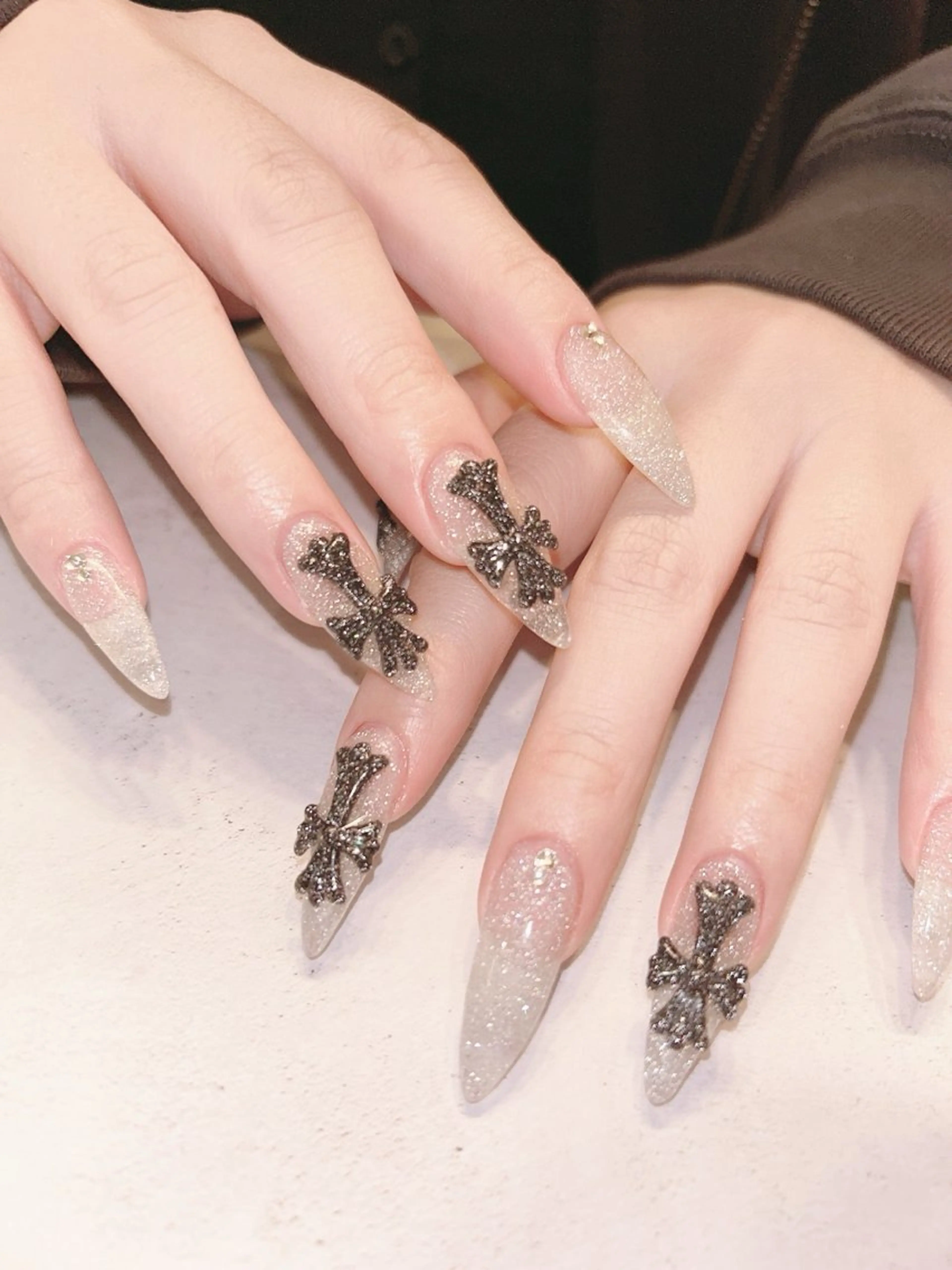 【クロムパーツネイル】ワンカラーにクロスパーツ2個（大）のせた特別メニュー✨️初回オフ無料の写真