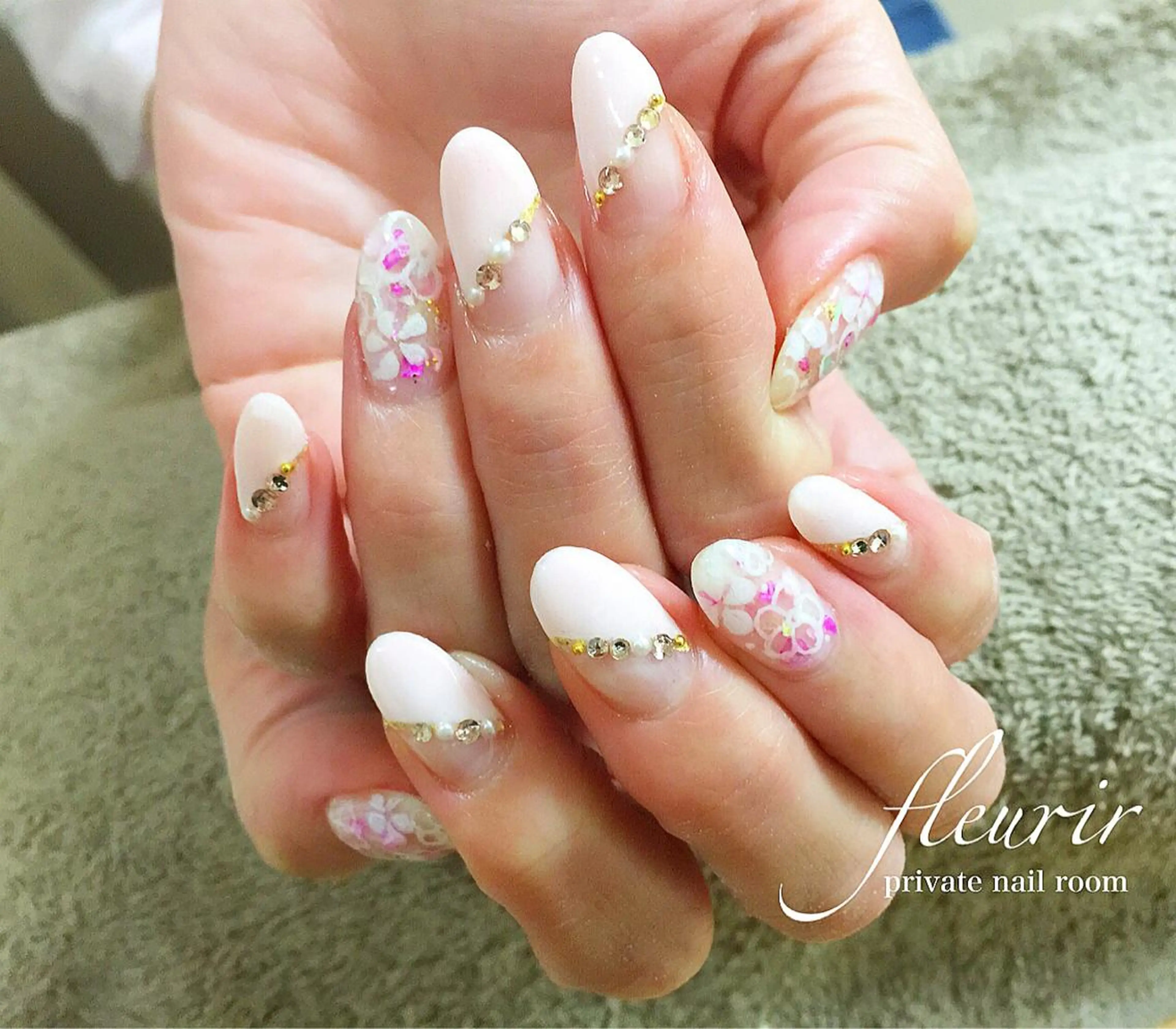 ミディアム ネイル フラワーネイル フレンチネイル 斜めフレンチ ピンク フルリール 【プライベートサロンのネイルデザイン