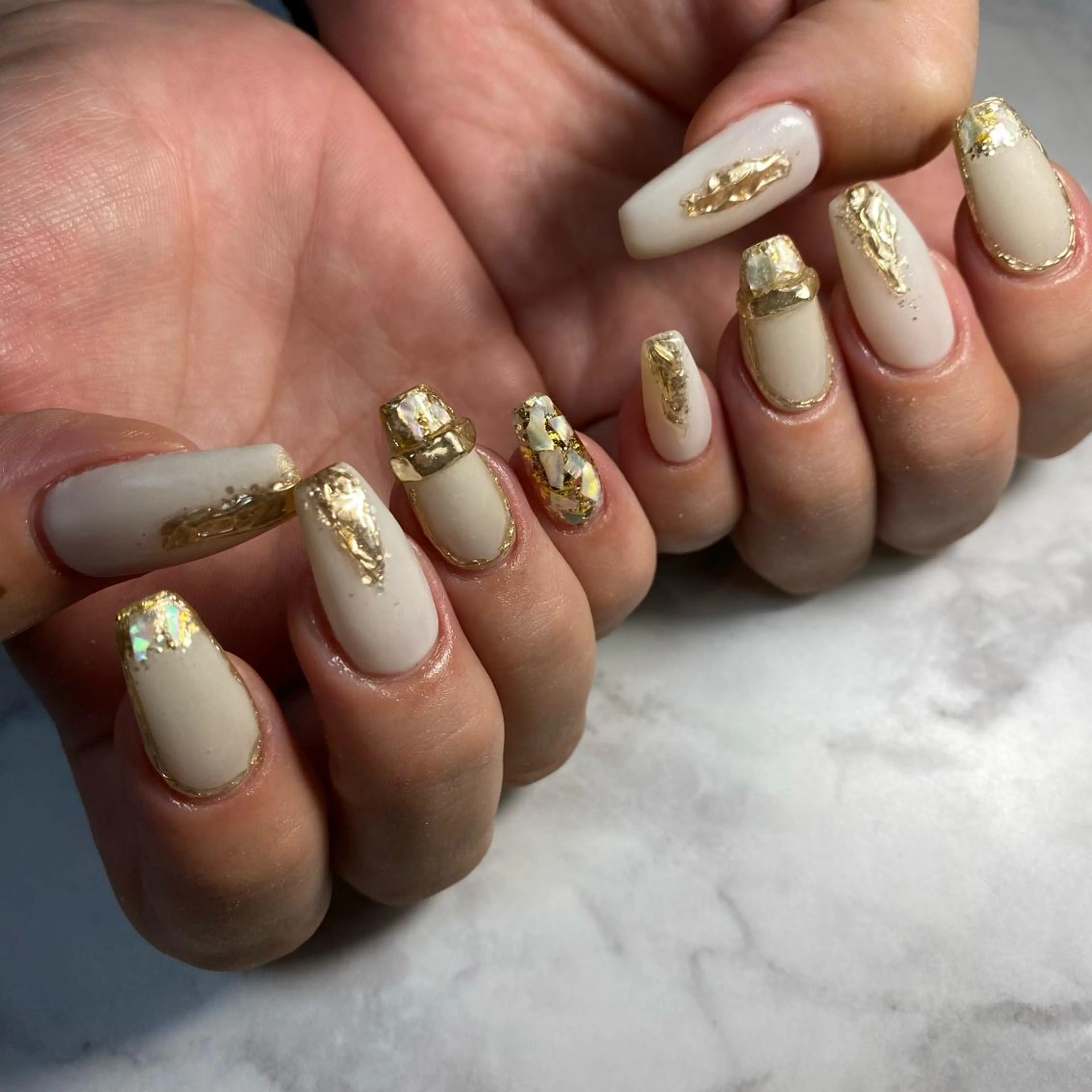 ミディアム ネイル 韓国風ヘア アートネイル ジェルネイル キラキラネイル 韓国ネイル nail salon Revymore所属・nail salon Revymoreのネイルデザイン