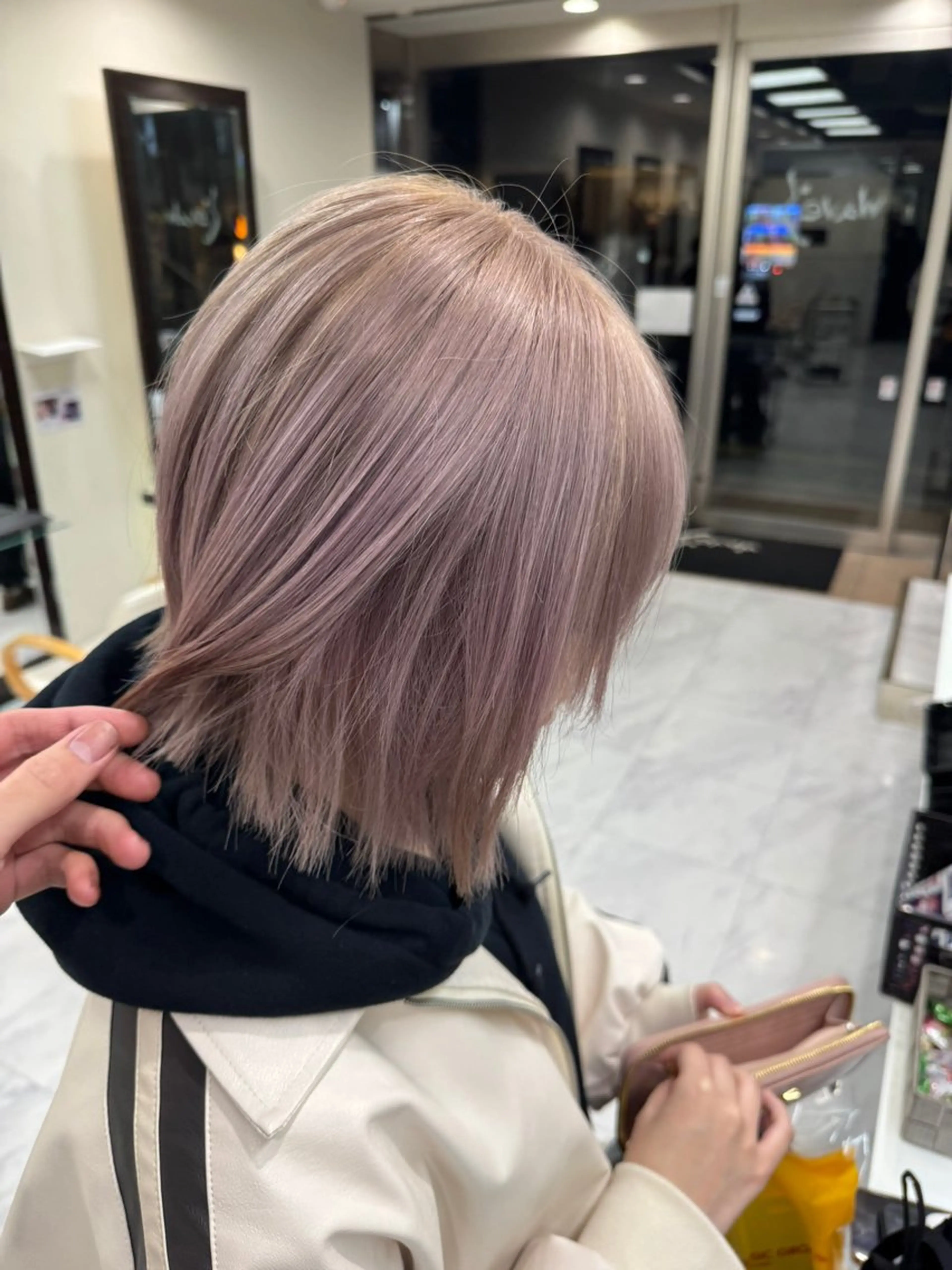 ミディアム カラー ヘアアレンジ 切りっぱなしボブ ミディアムレイヤー ブリーチ デザインカラー ダブルカラー カット ヘアカラー トリートメント 目黒 碧人のヘアスタイル