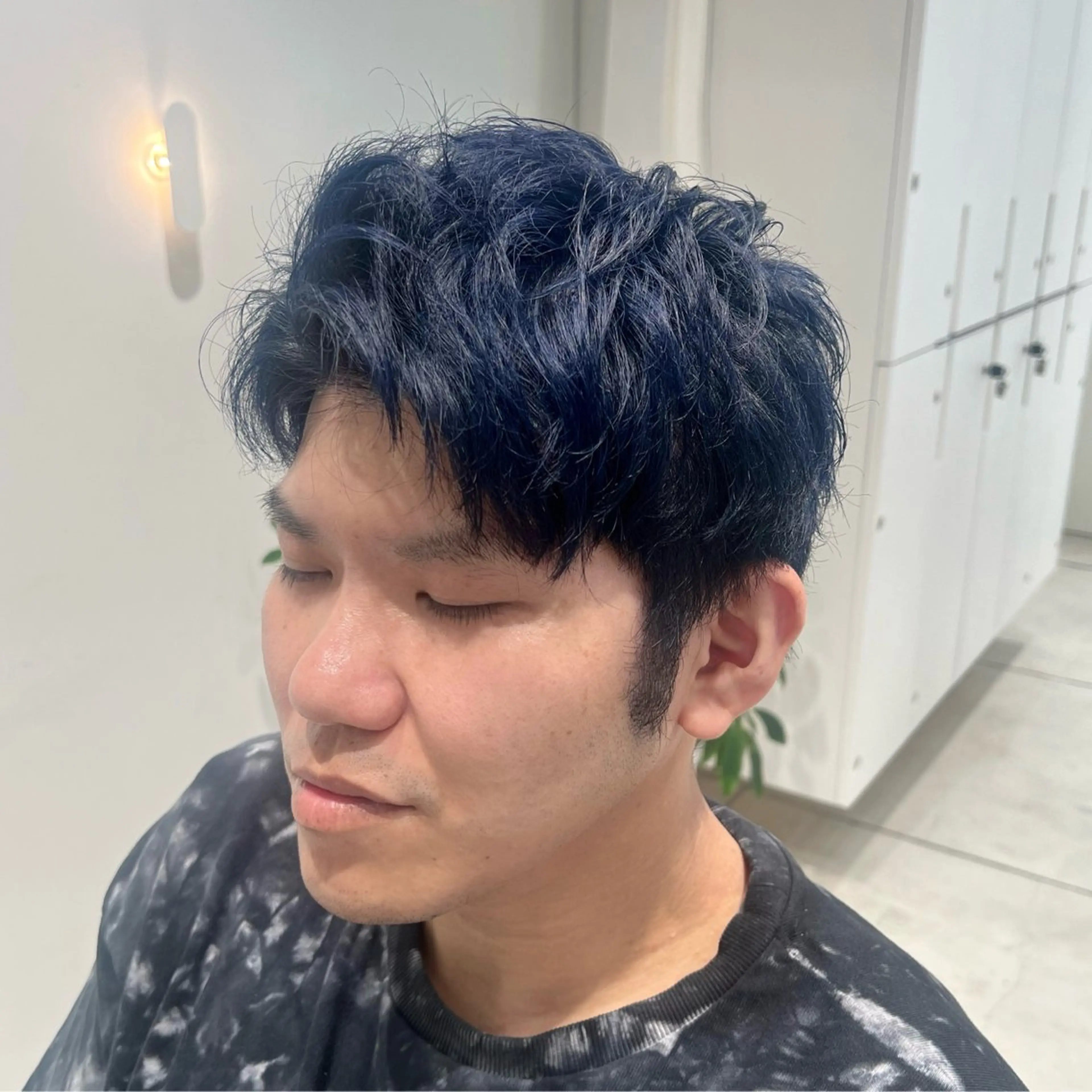 ショート カラー メンズ メンズブリーチ ブリーチ ブルーカラー ネイビーカラー ヘアカラー トリートメント ヘッドスパ ヘアセット 似合わせくすみカラー ‎/縮毛/川添桃花‎のヘアスタイル