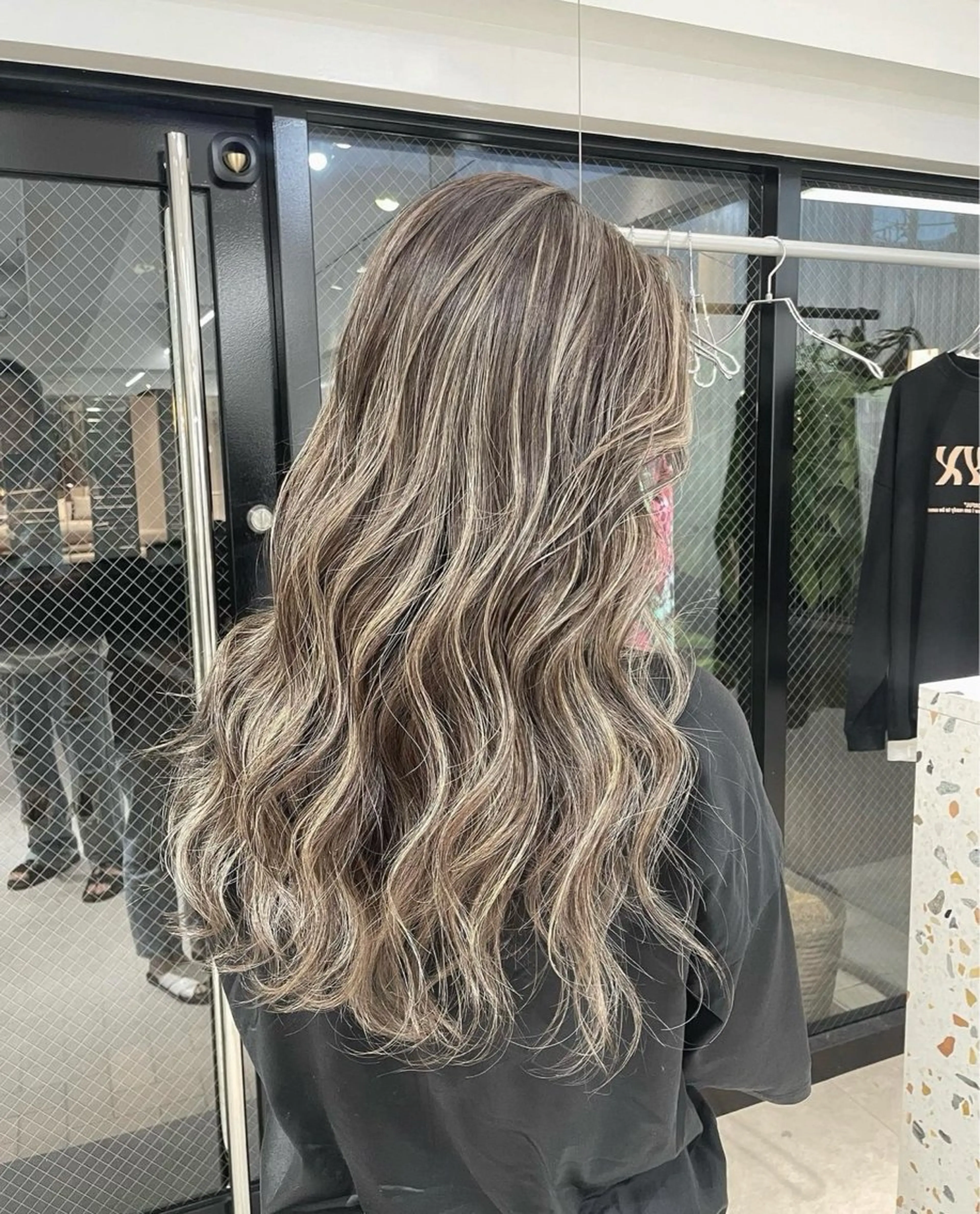 ロング ヘアカラー ミルクティーベージュ オリーブグレージュのヘアスタイル