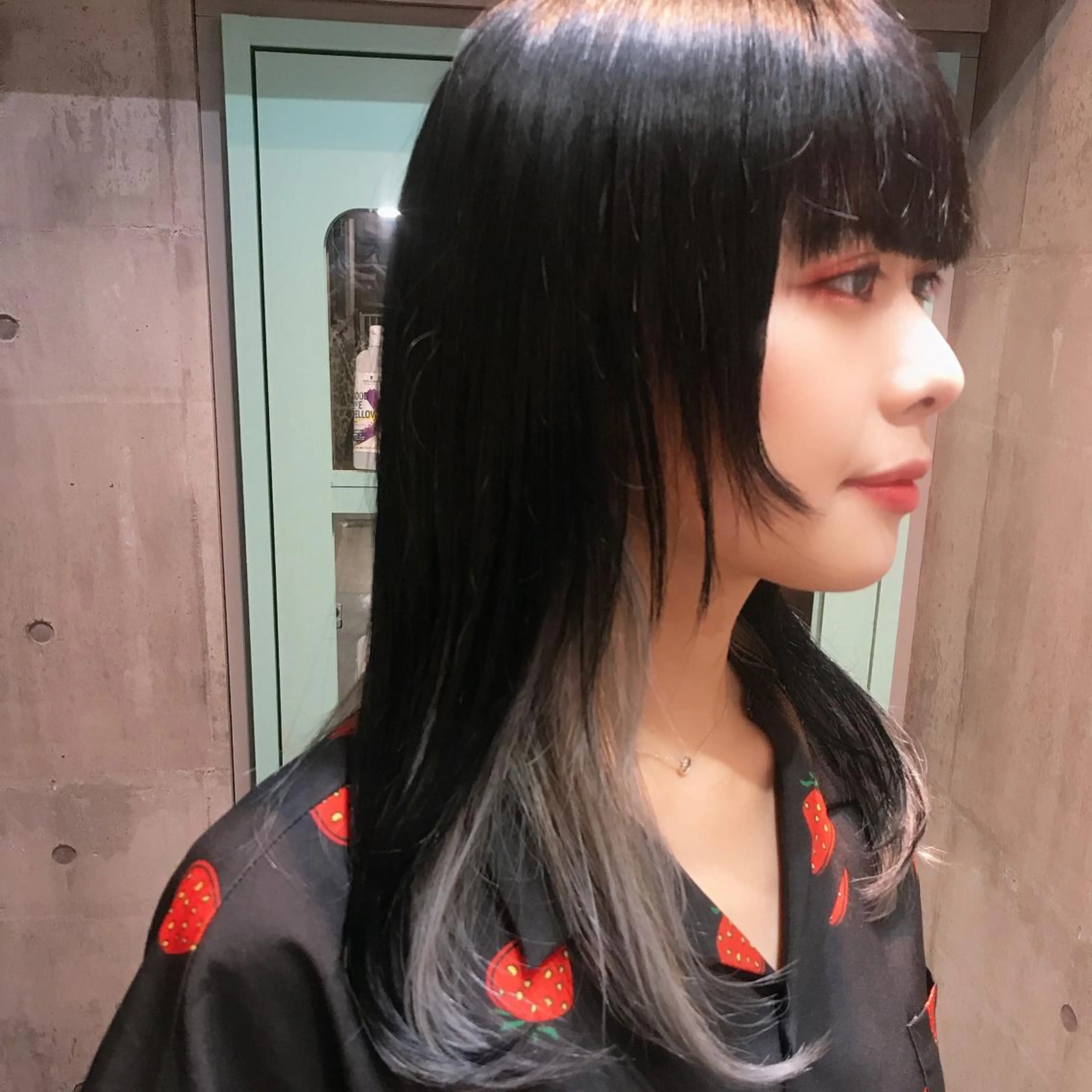 セミロング カラー インナーカラー ホワイト&レイヤーカ ットエクステ長畠俊輔のヘアスタイル