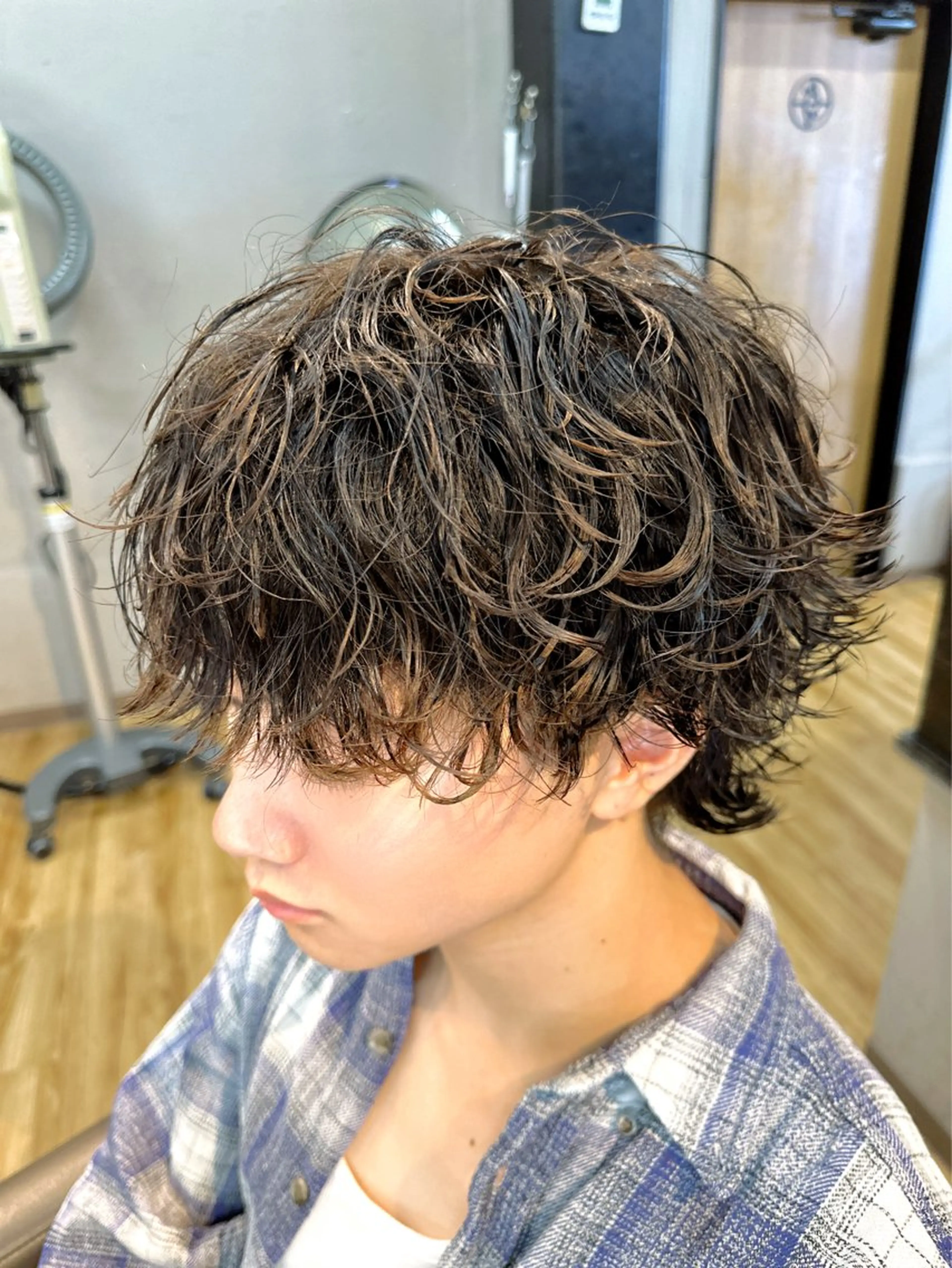 パーマ メンズ 波巻きパーマ メンズウルフカット ウルフカット arika オケシ　リョウダイのヘアスタイル