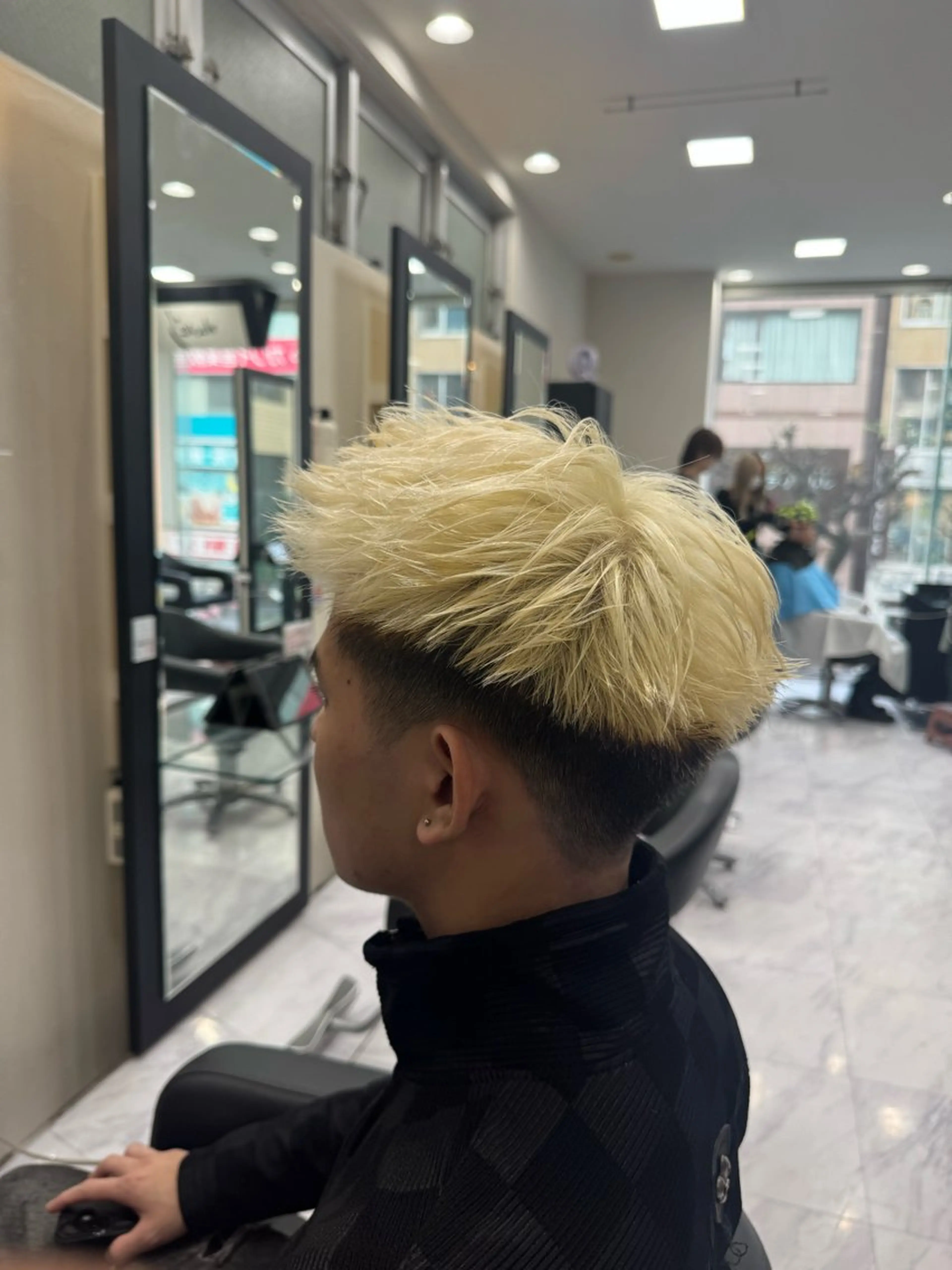 ショート カラー ヘアアレンジ メンズ メンズブリーチ センターパート メンズハイライト メンズハイトーン メンズインナーカラー ヘアカラー トリートメント 目黒 碧人のヘアスタイル