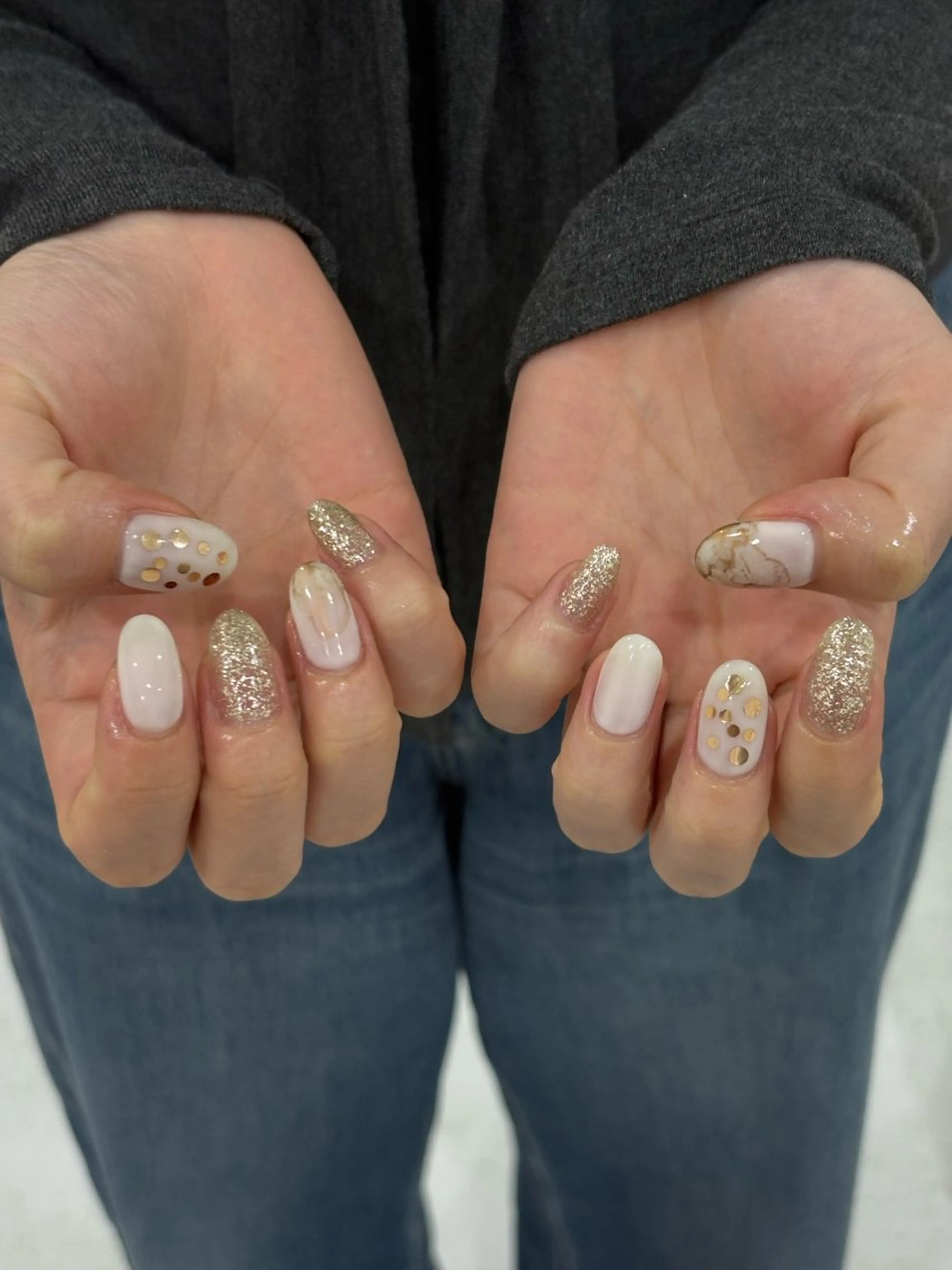 ネイル ゴールド ホワイト ハンドネイル HARUNOKA kotoneのネイルデザイン