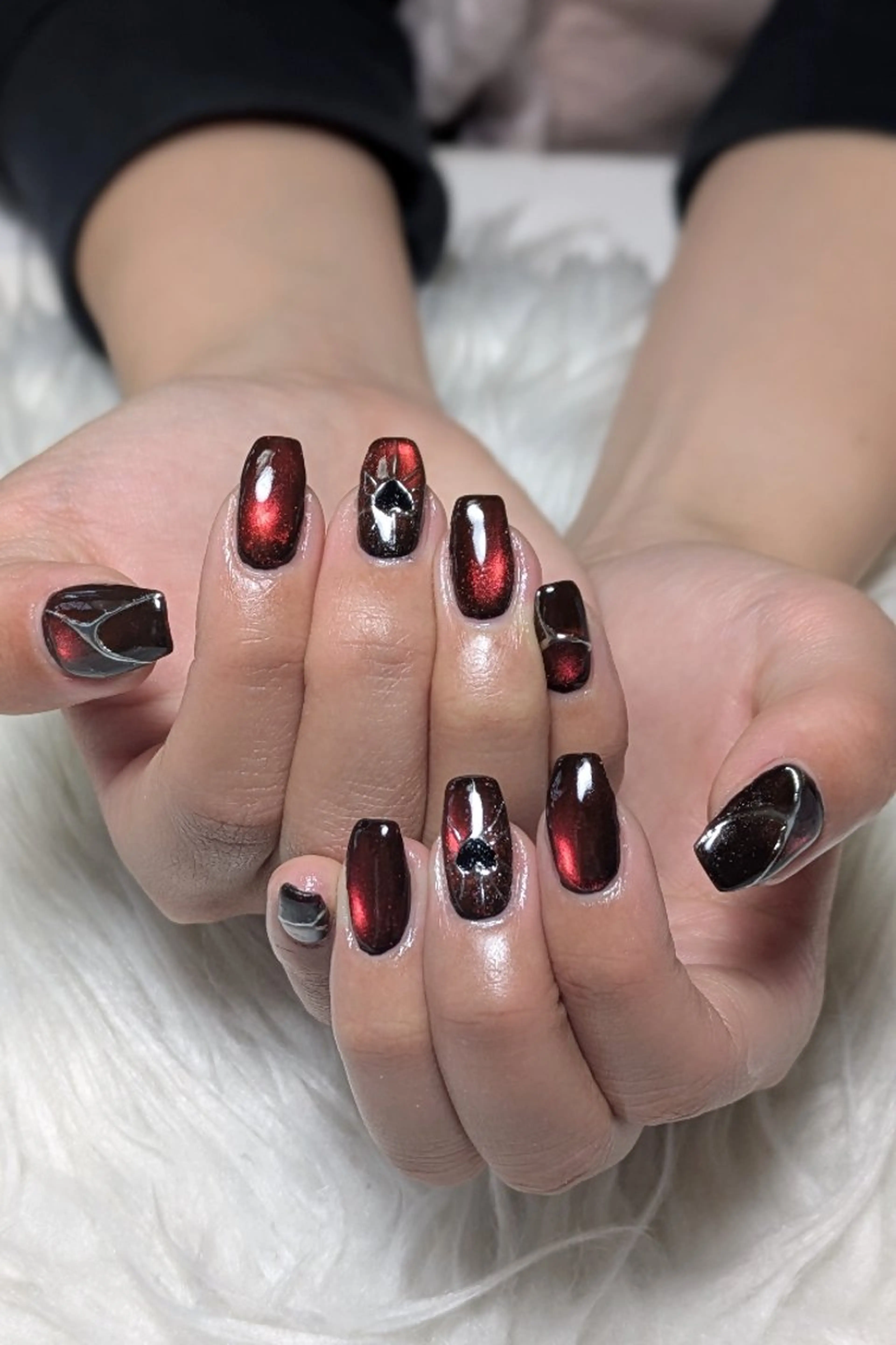 ネイル マグネットネイル 赤色 シンプルネイル ハンドネイル m&pPrivate nailsalonのネイルデザイン