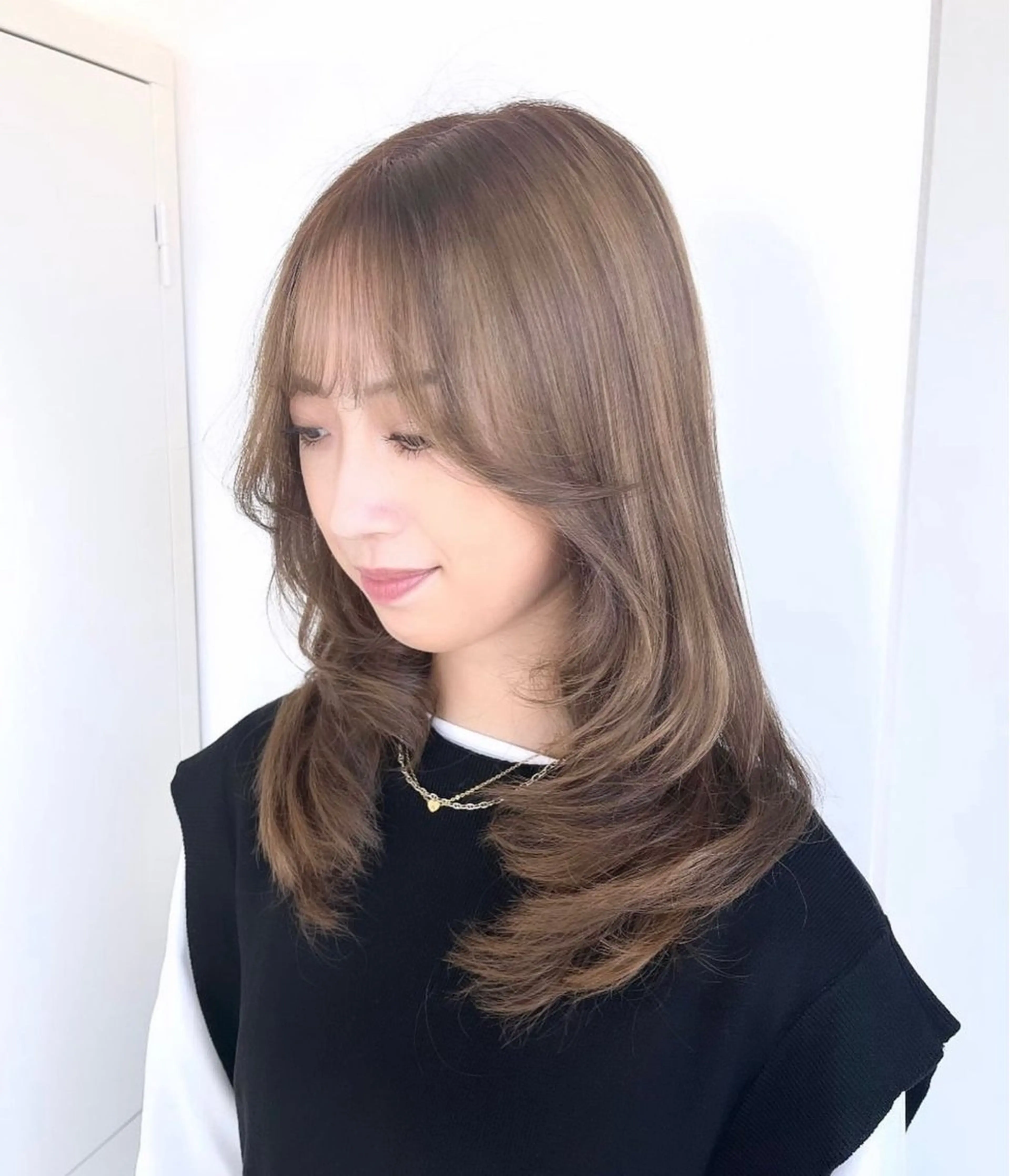 セミロング karin🪩海外風 バタフライカットのヘアスタイル