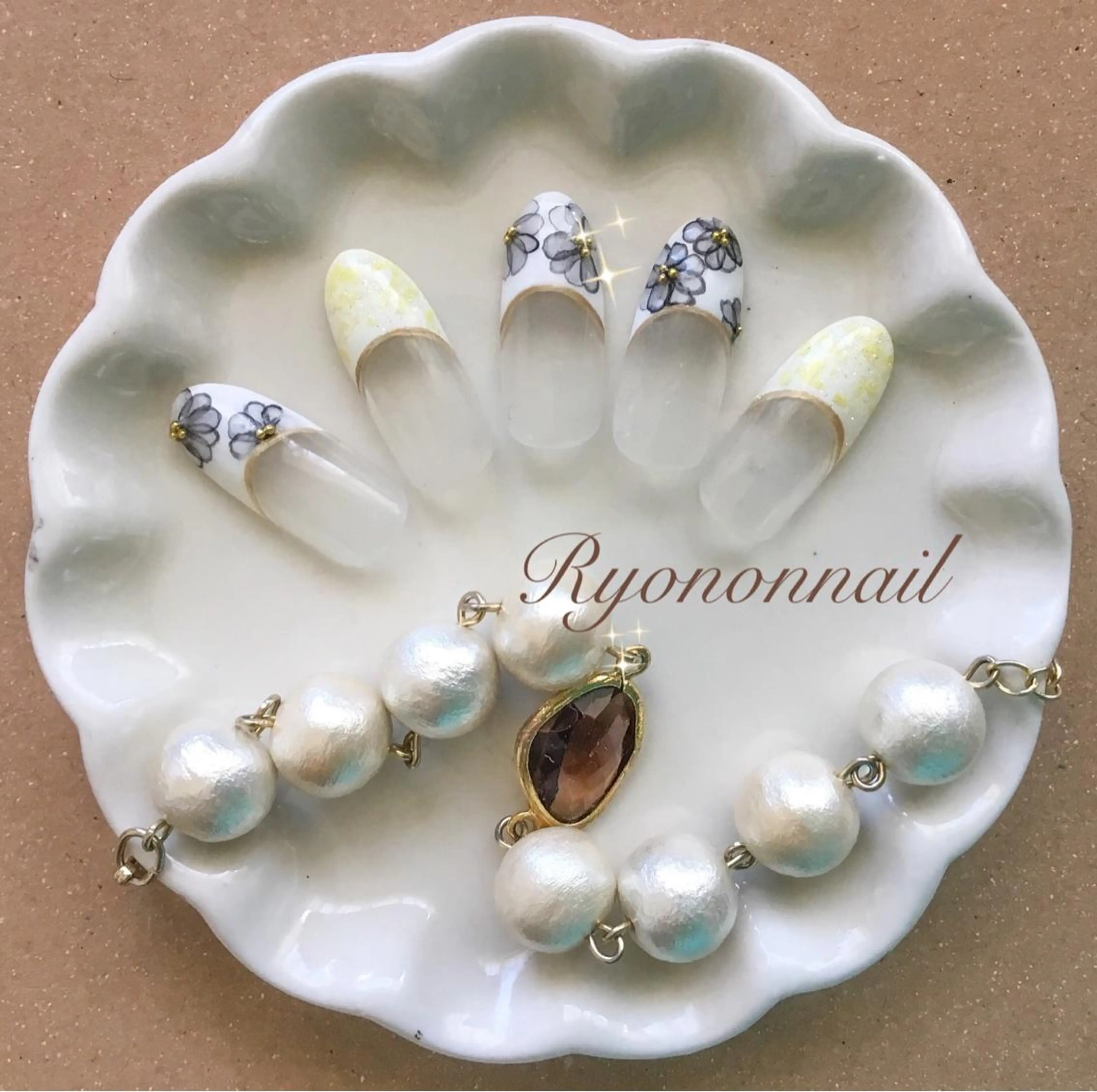 ネイル フラワーネイル フレンチネイル ゴールド キラキラネイル ネイルチップ Ryononnail 上谷典子のネイルデザイン