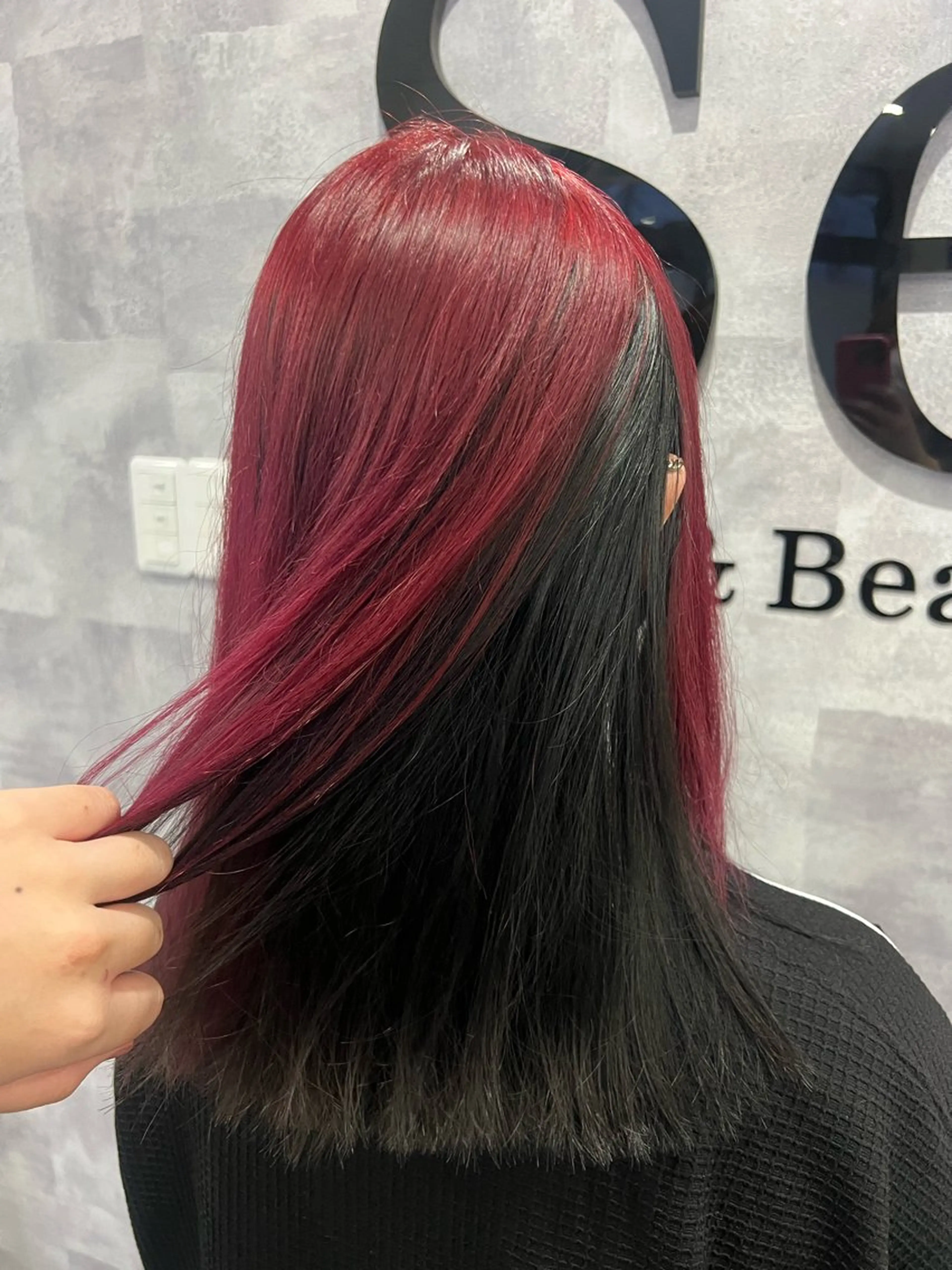 セミロング 岡田 麗華のヘアスタイル