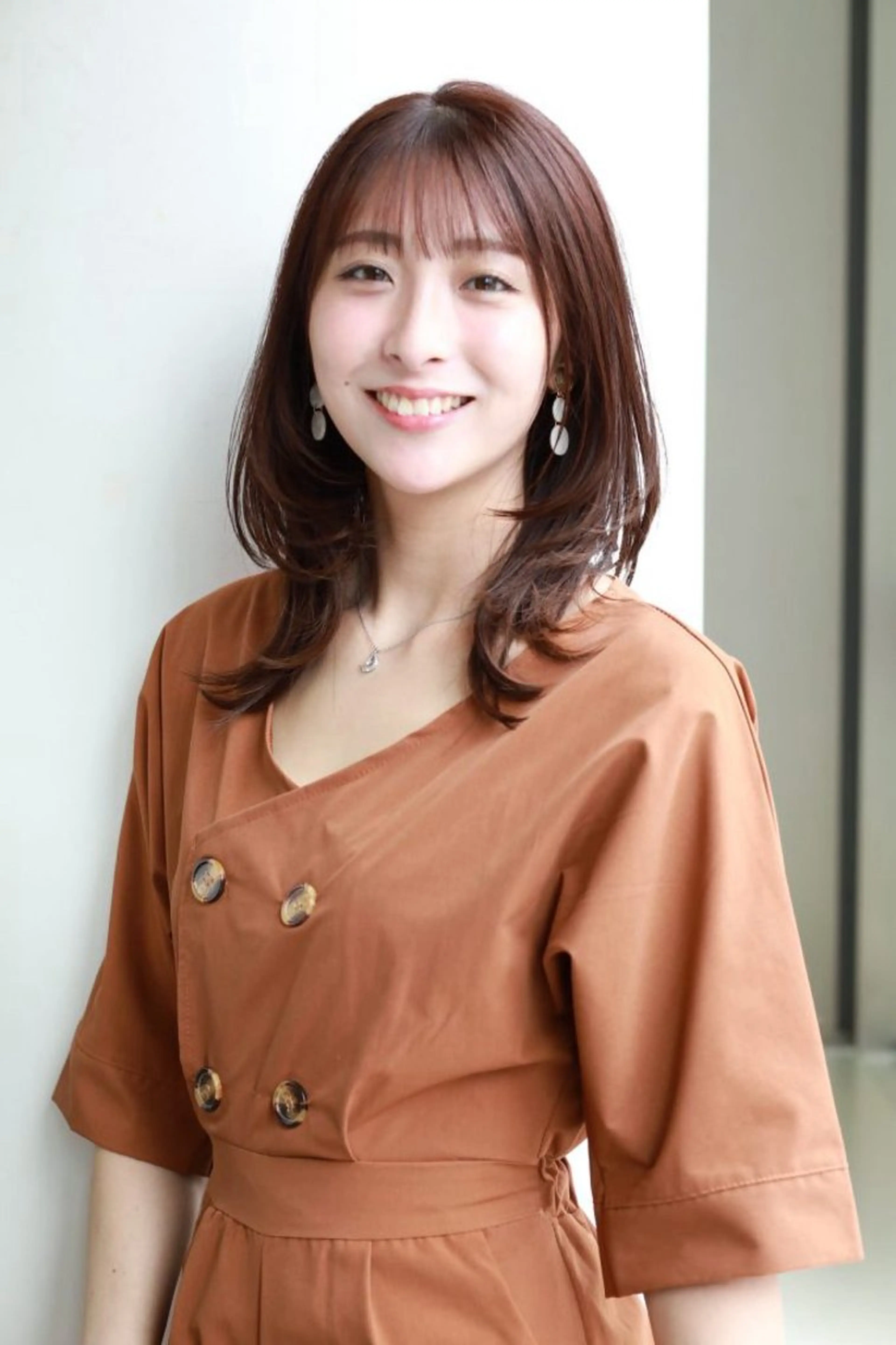 セミロング カラー レイヤーカット 外ハネヘア 千代延 涼平のヘアスタイル