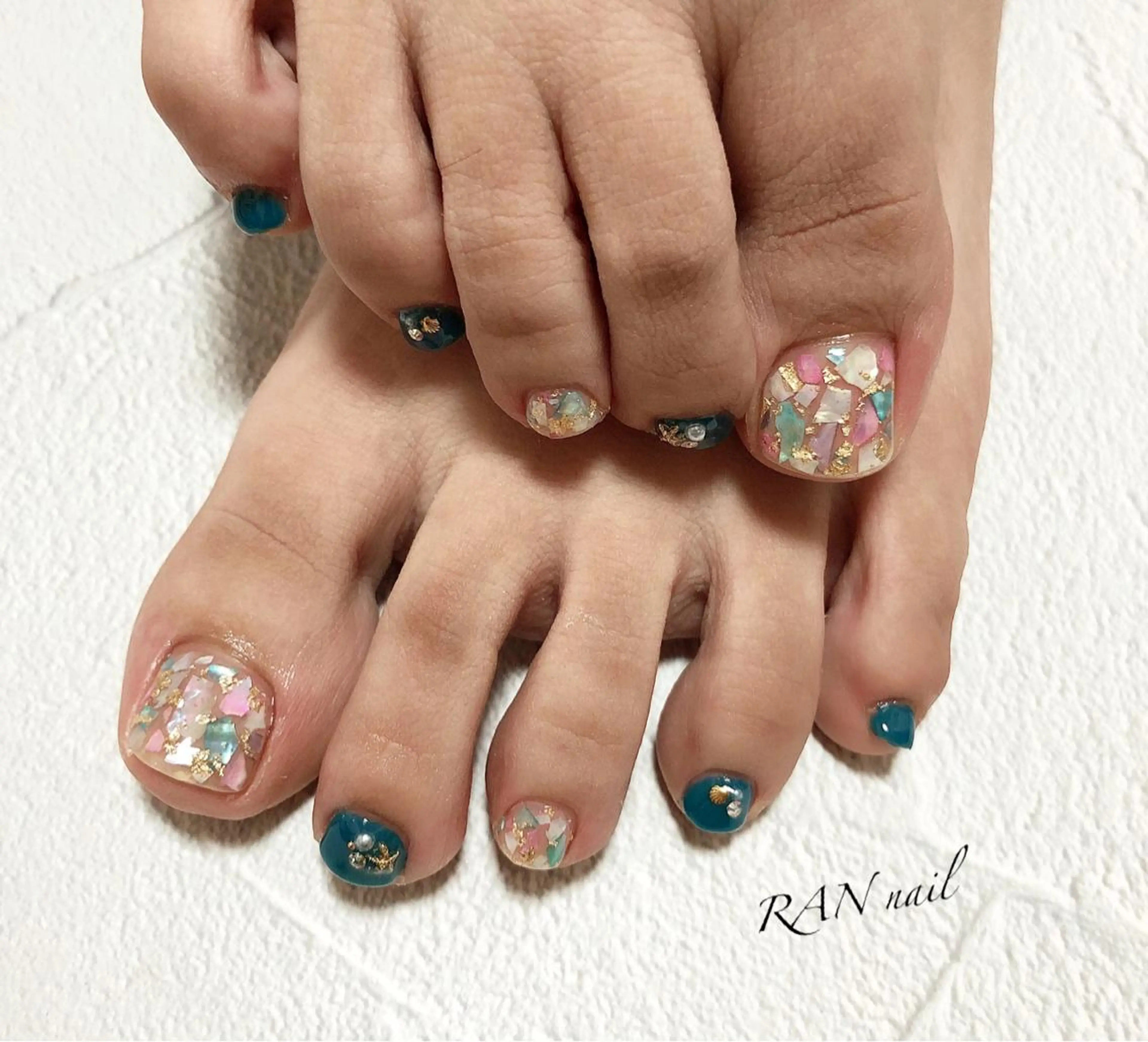 ネイル フットネイル グリーン キラキラネイル オフィスネイル 春ネイル ハンドネイル フットネイル RAN nailのネイルデザイン